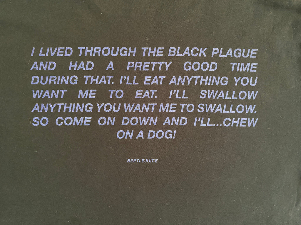 T-shirt Beetlejuice Dumbgood – détail flocage dos, réplique culte imprimée en violet : I lived through the Black Plague