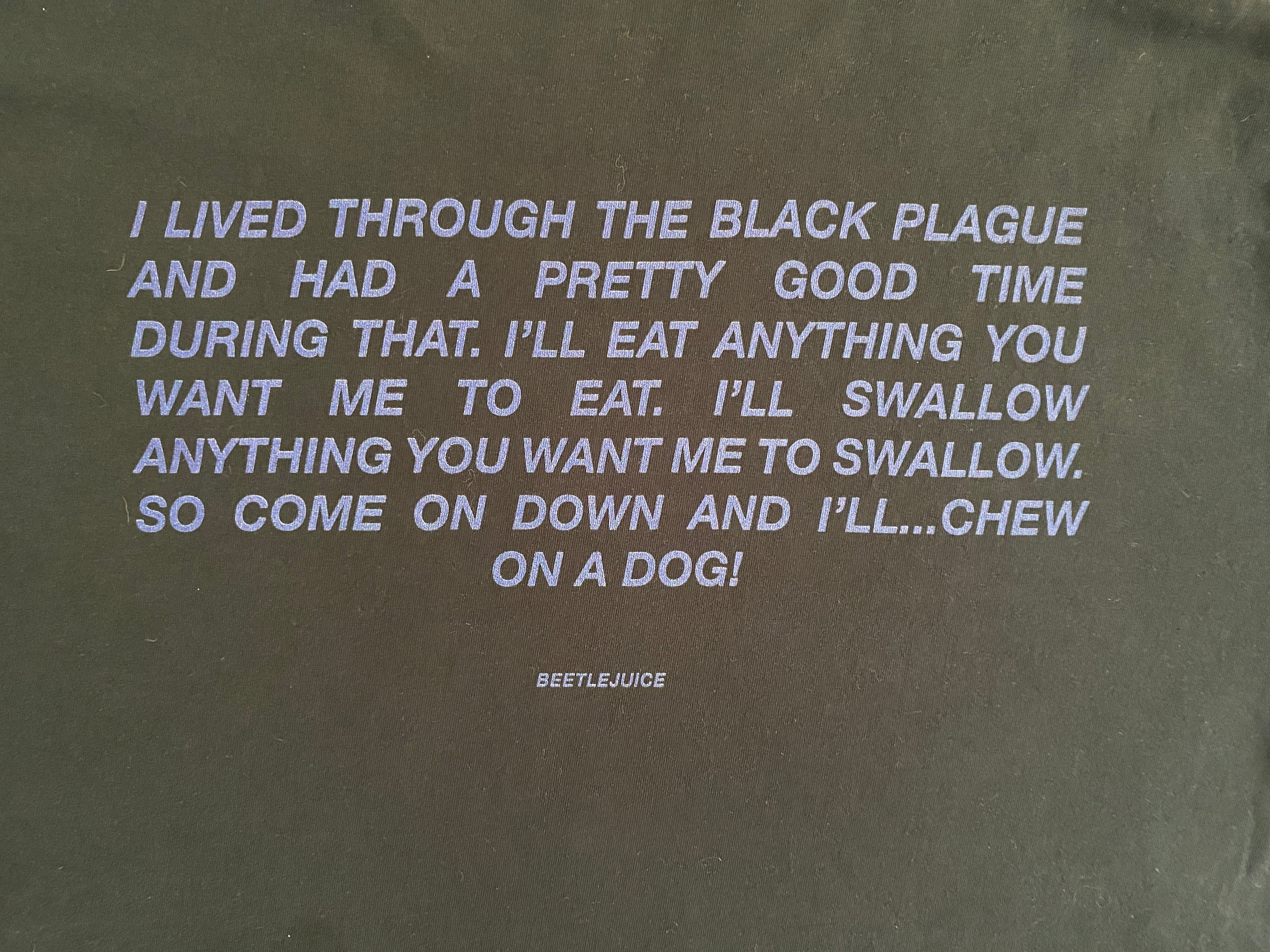 T-shirt Beetlejuice Dumbgood – détail flocage dos, réplique culte imprimée en violet : I lived through the Black Plague