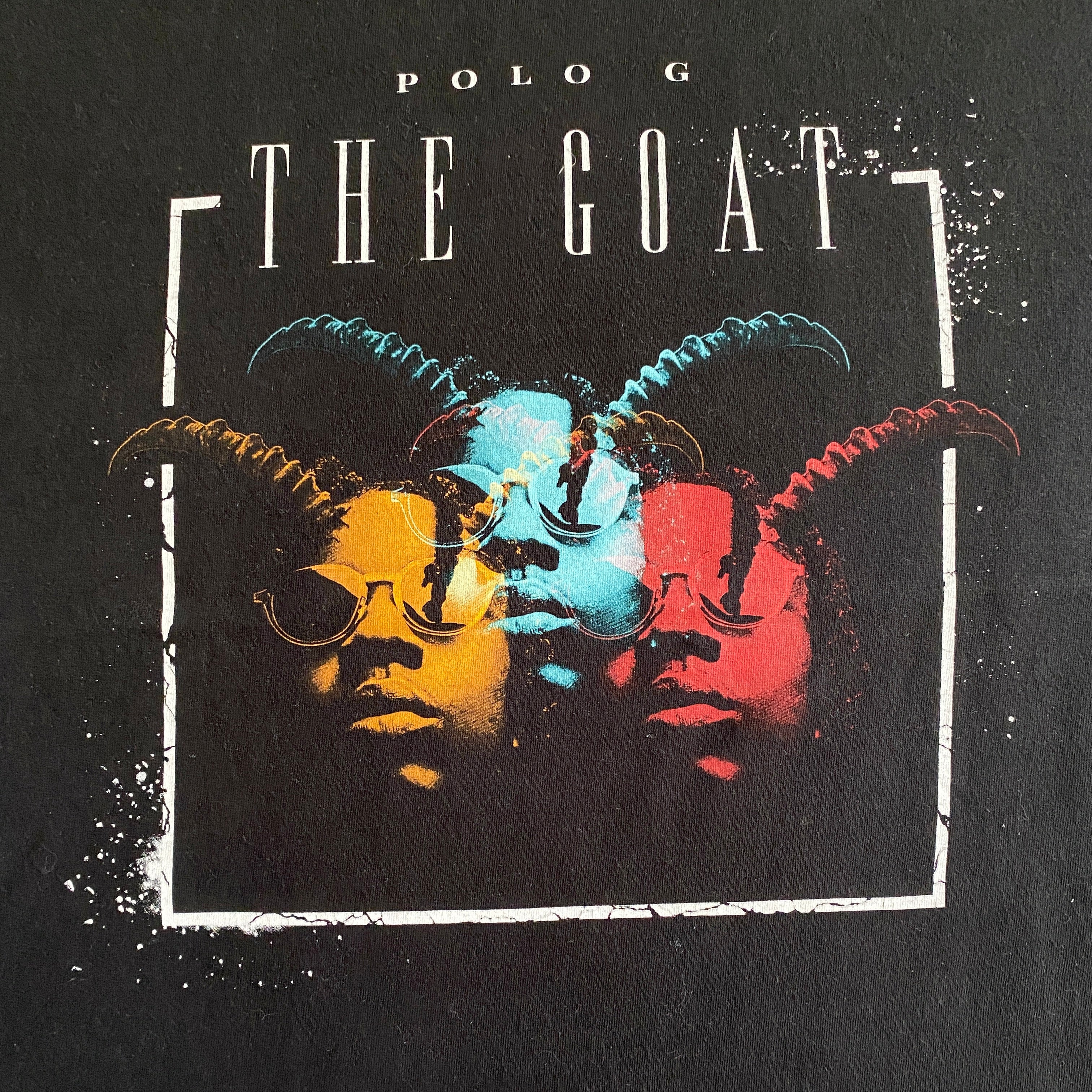 T-shirt Polo G The Goat – détail flocage face avant, trois portraits colorés jaune bleu rouge avec cornes de bouc et inscription The Goat