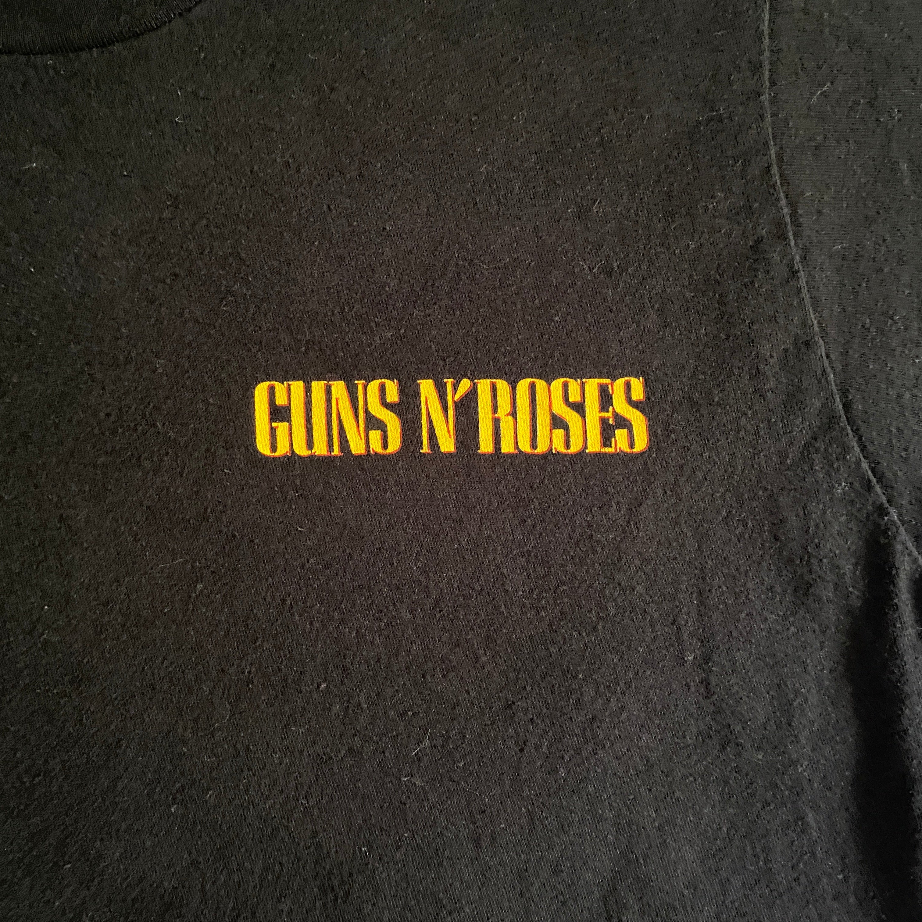 T-shirt Guns N' Roses – détail flocage face avant, inscription Guns N' Roses en petites lettres dorées