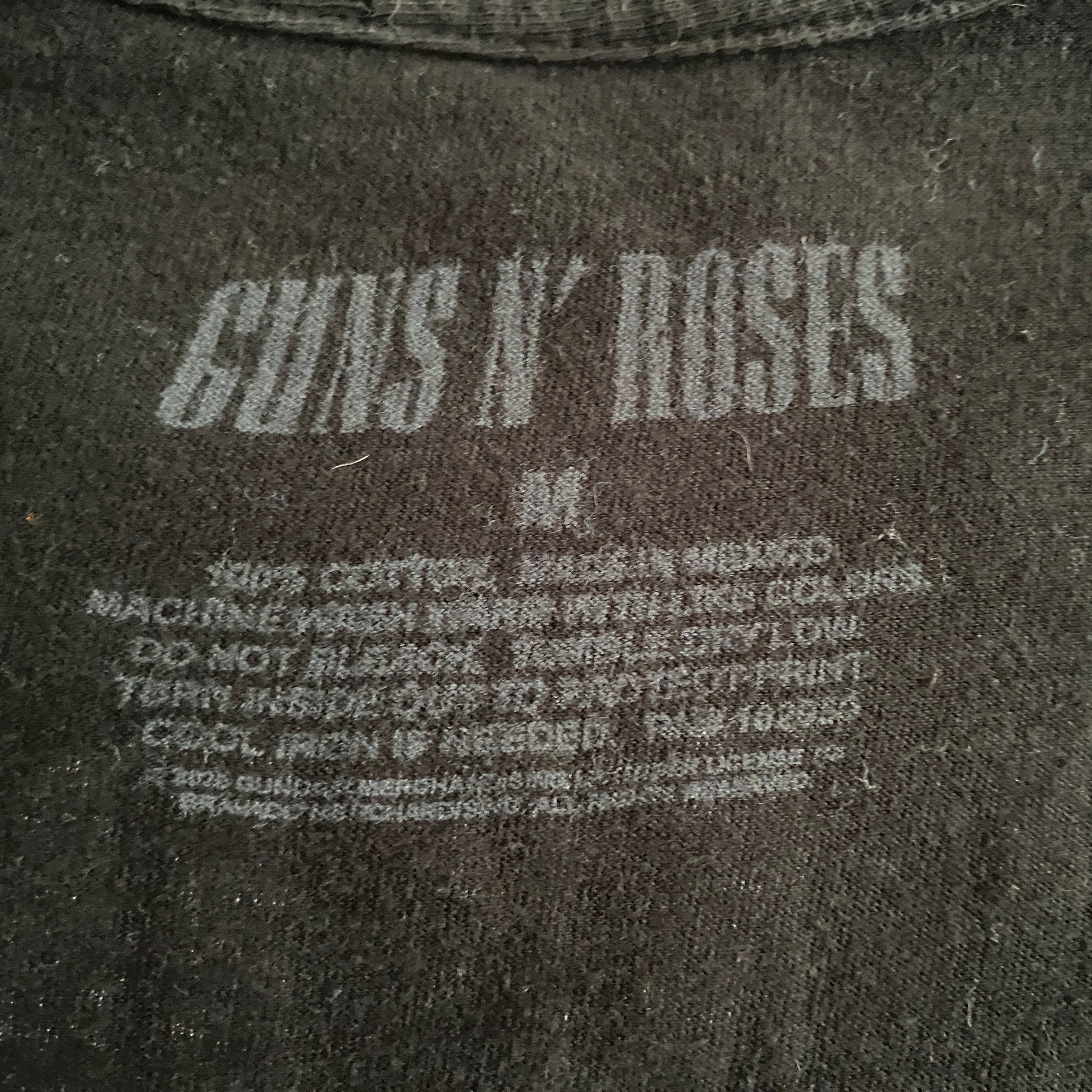 T-shirt Guns N' Roses – détail étiquette intérieure imprimée, taille M, 100% coton, licence officielle © 2020