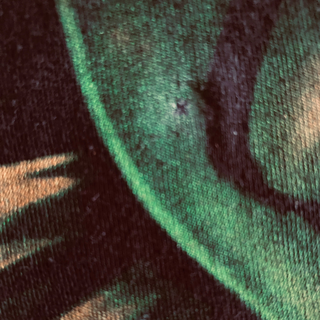 T-shirt IT Chapitre 2 – vue rapprochée du petit trou au niveau du sourire de Pennywise, très peu visible, se fond dans le dessin