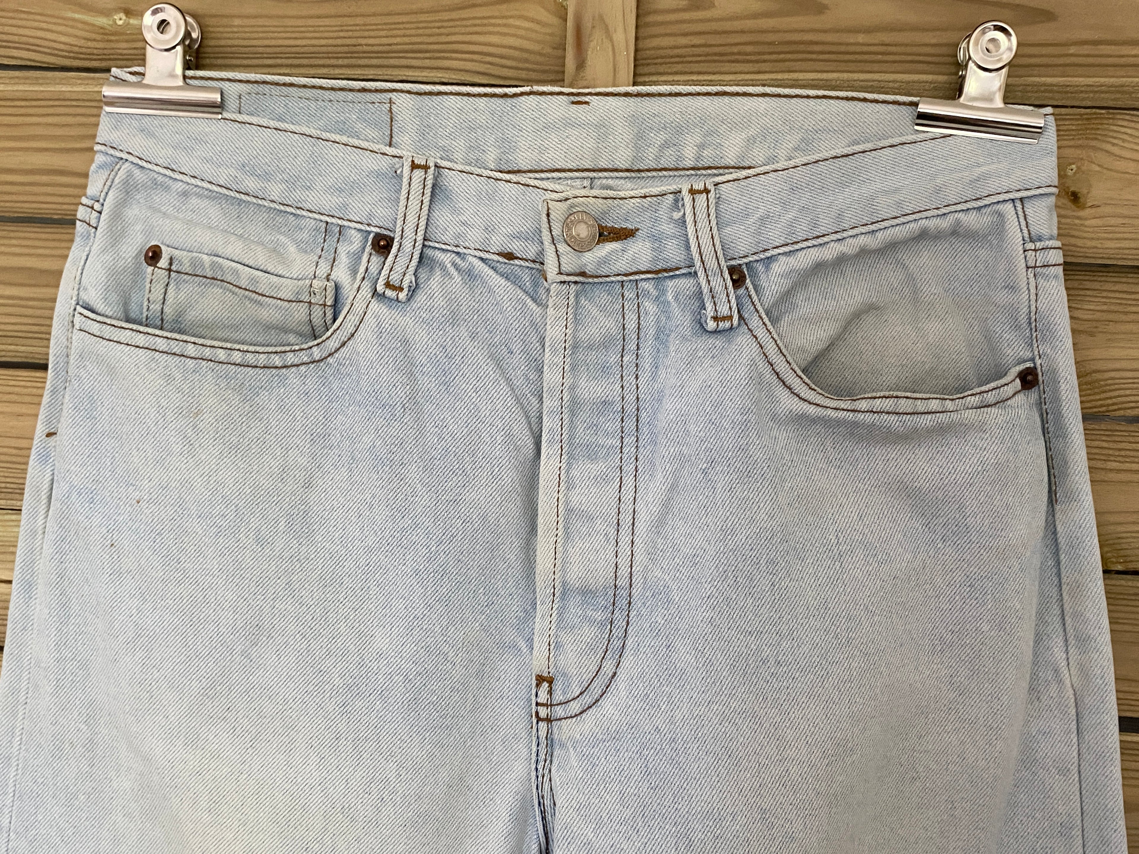 Levi's 501 – détail bassin face avant, denim light wash délavé naturellement, coutures d'époque
