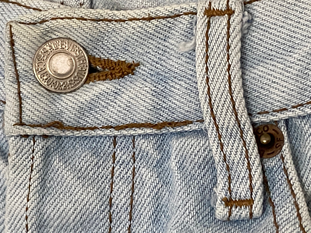 Levi's 501 – détail face, fermeture boutons braguette originaux, denim light wash