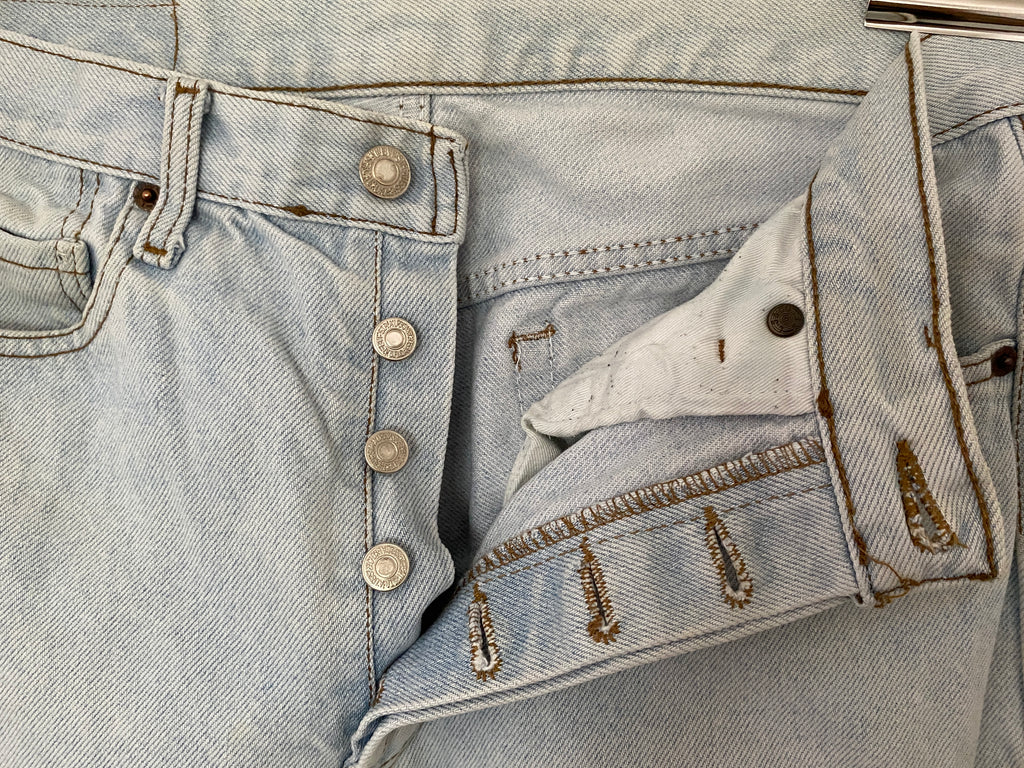 Levi's 501 – vue rapprochée des boutons braguette, métal d'époque, authentique Made in USA 1993