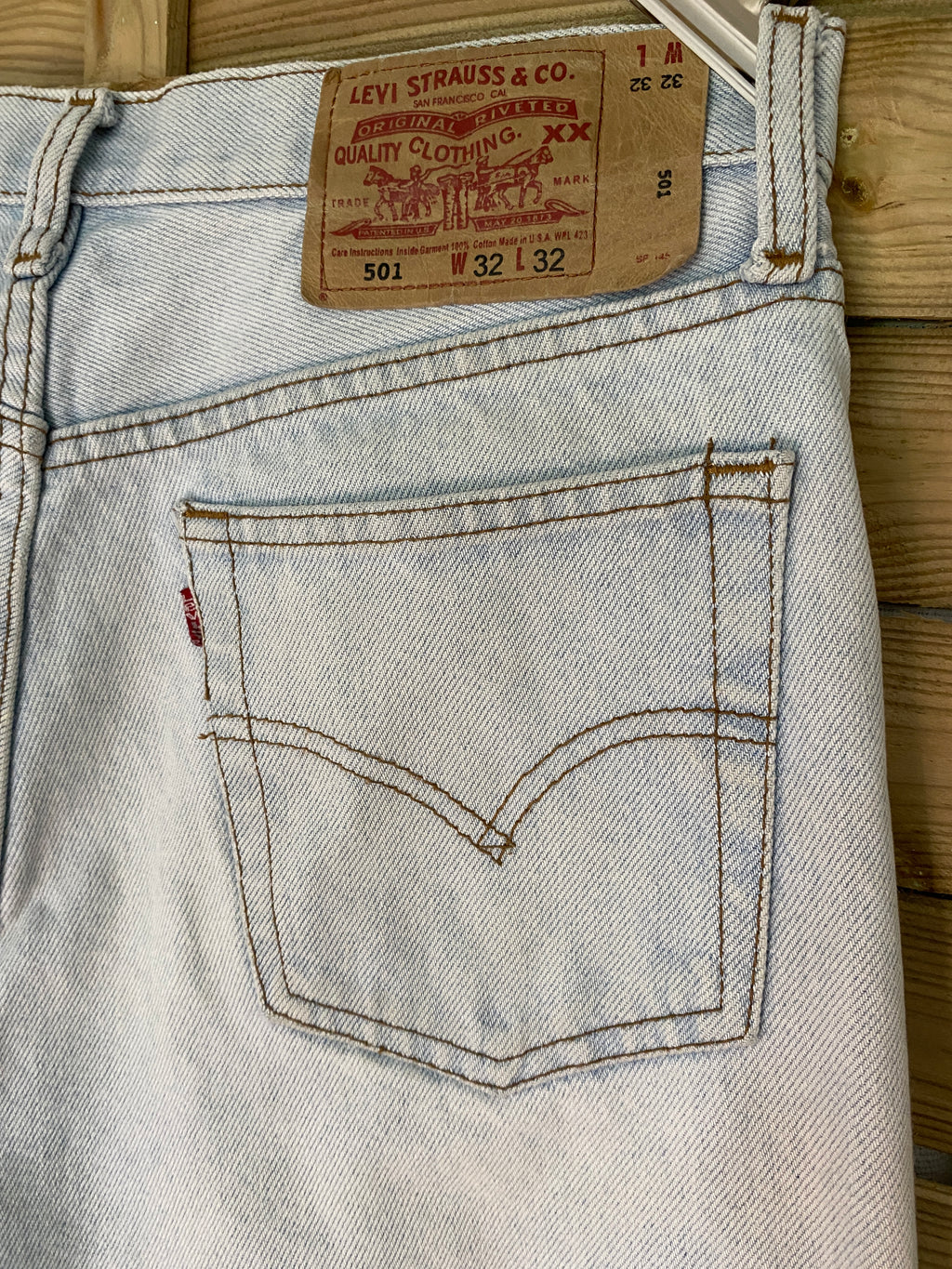 Levi's 501 – détail dos, patch cartonné d'époque W32 L32, poche arrière et red tab rouge