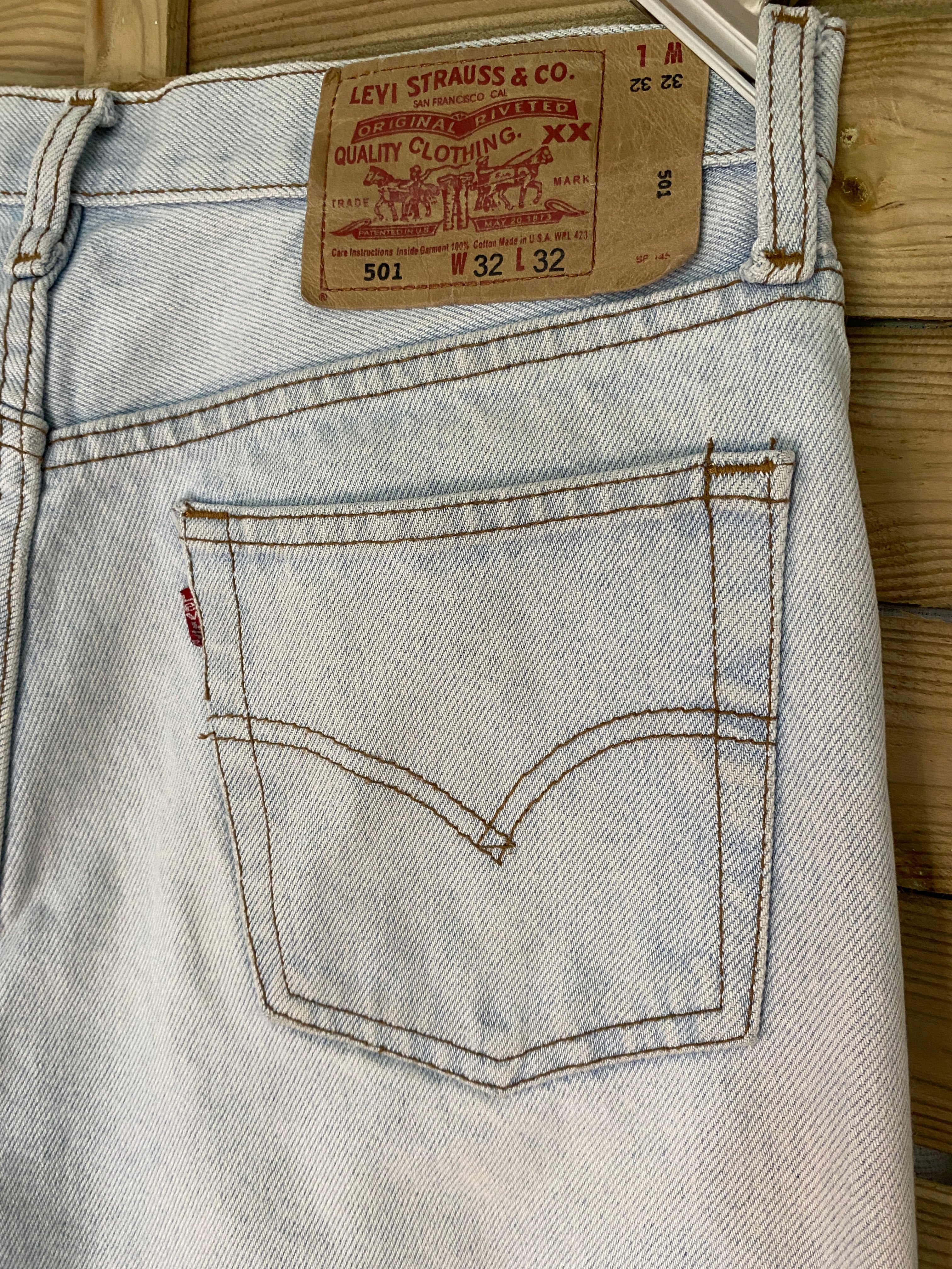 Levi's 501 – détail dos, patch cartonné d'époque W32 L32, poche arrière et red tab rouge