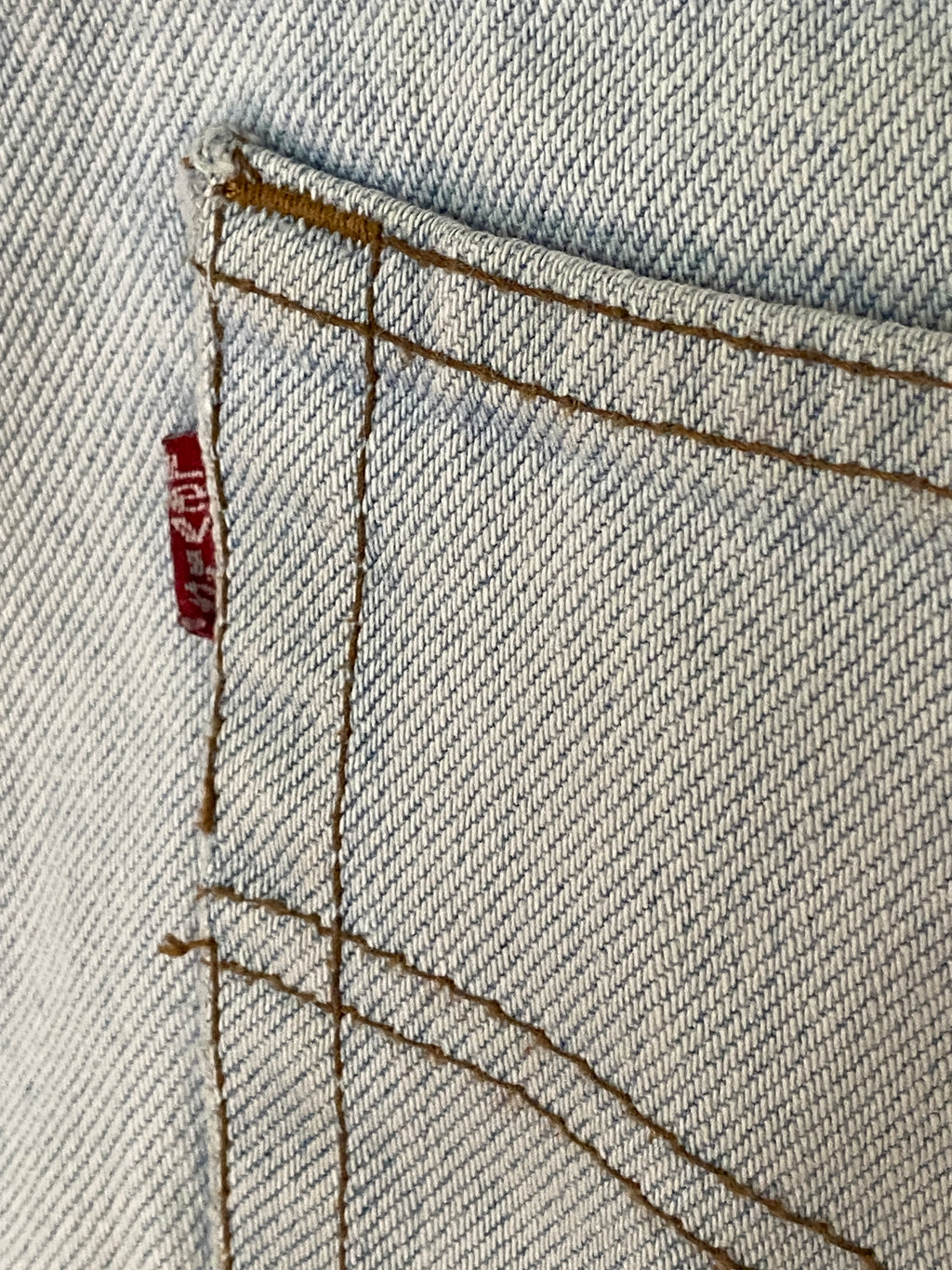 Levi's 501 – détail poche arrière et red tab rouge, coutures dorées caractéristiques du 501