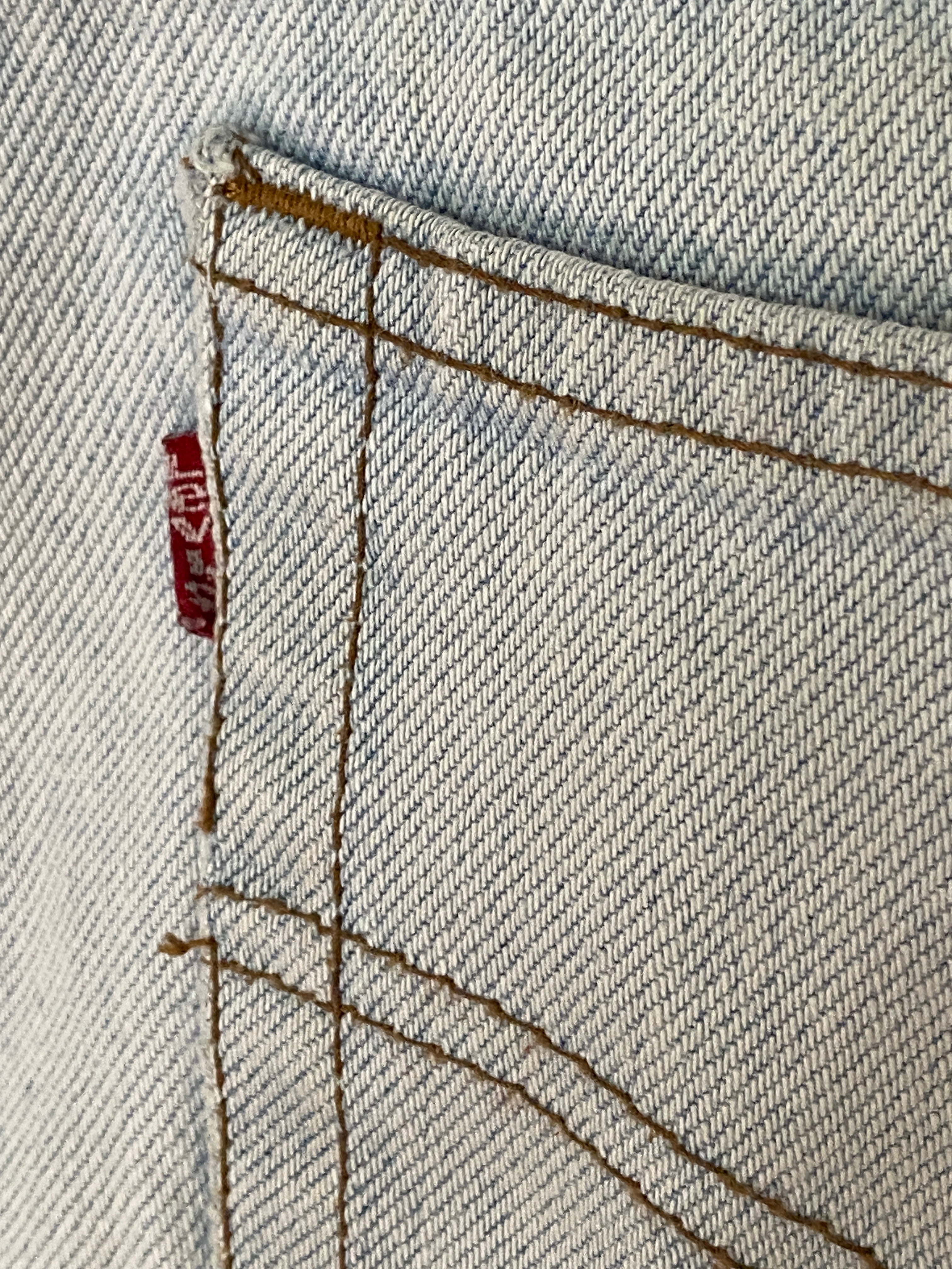 Levi's 501 – détail poche arrière et red tab rouge, coutures dorées caractéristiques du 501
