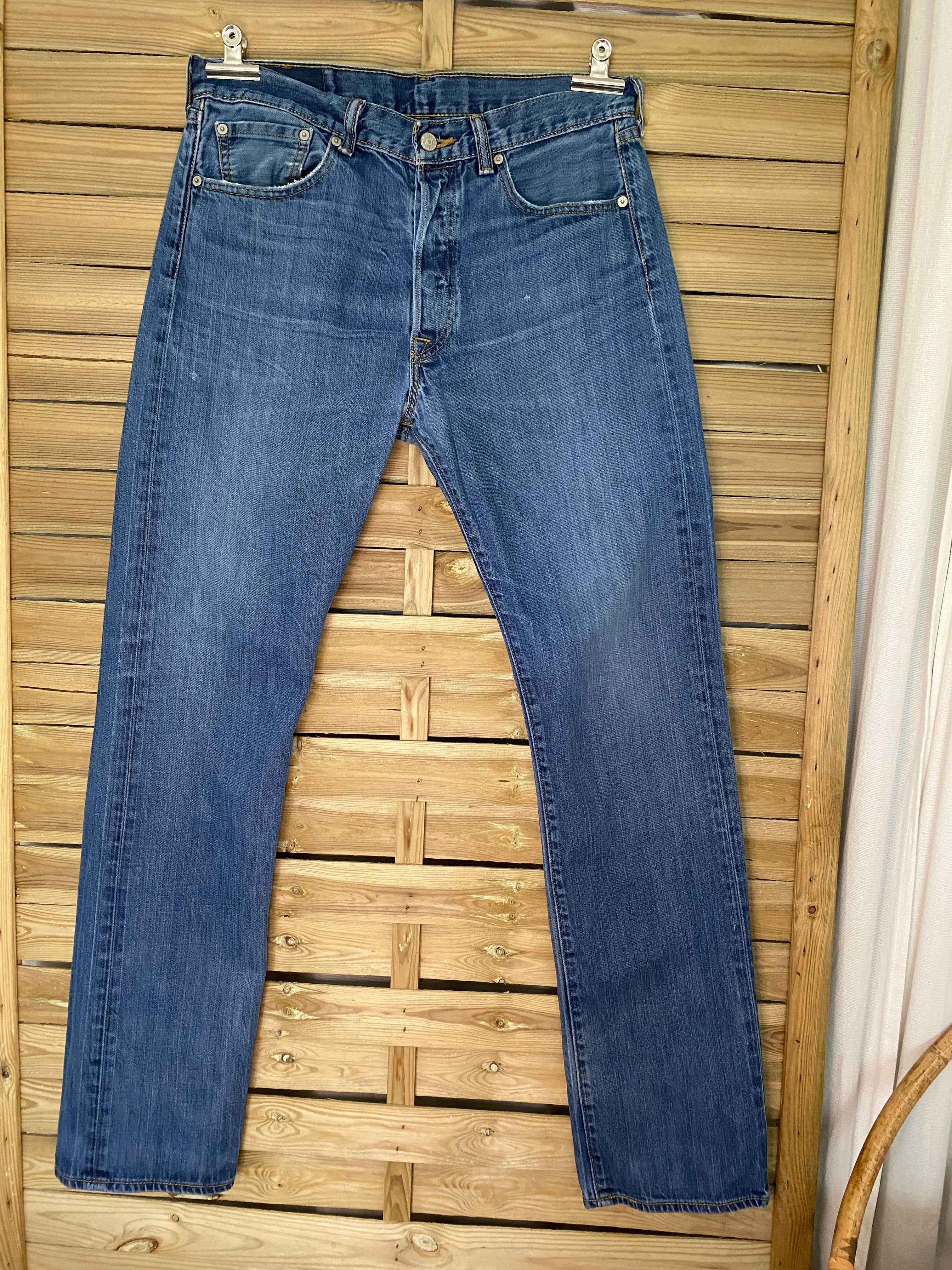 Levi's 501 W33 L34 medium wash – vue de face intégrale, coupe droite