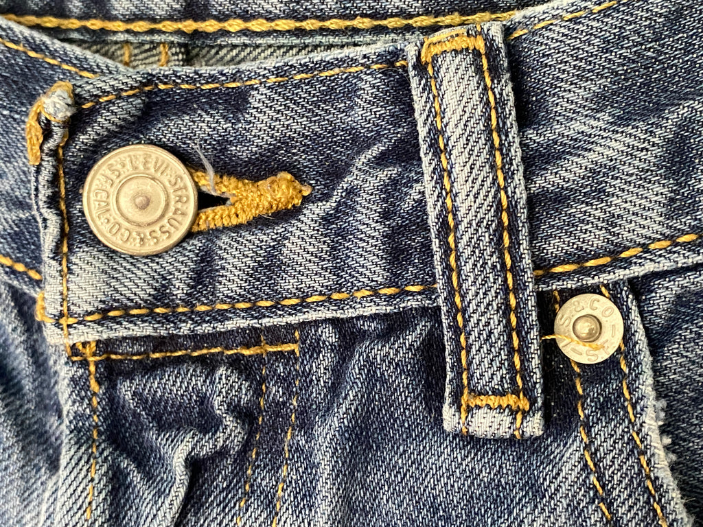 Levi's 501 – détail face, fermeture boutons braguette métal, denim medium wash