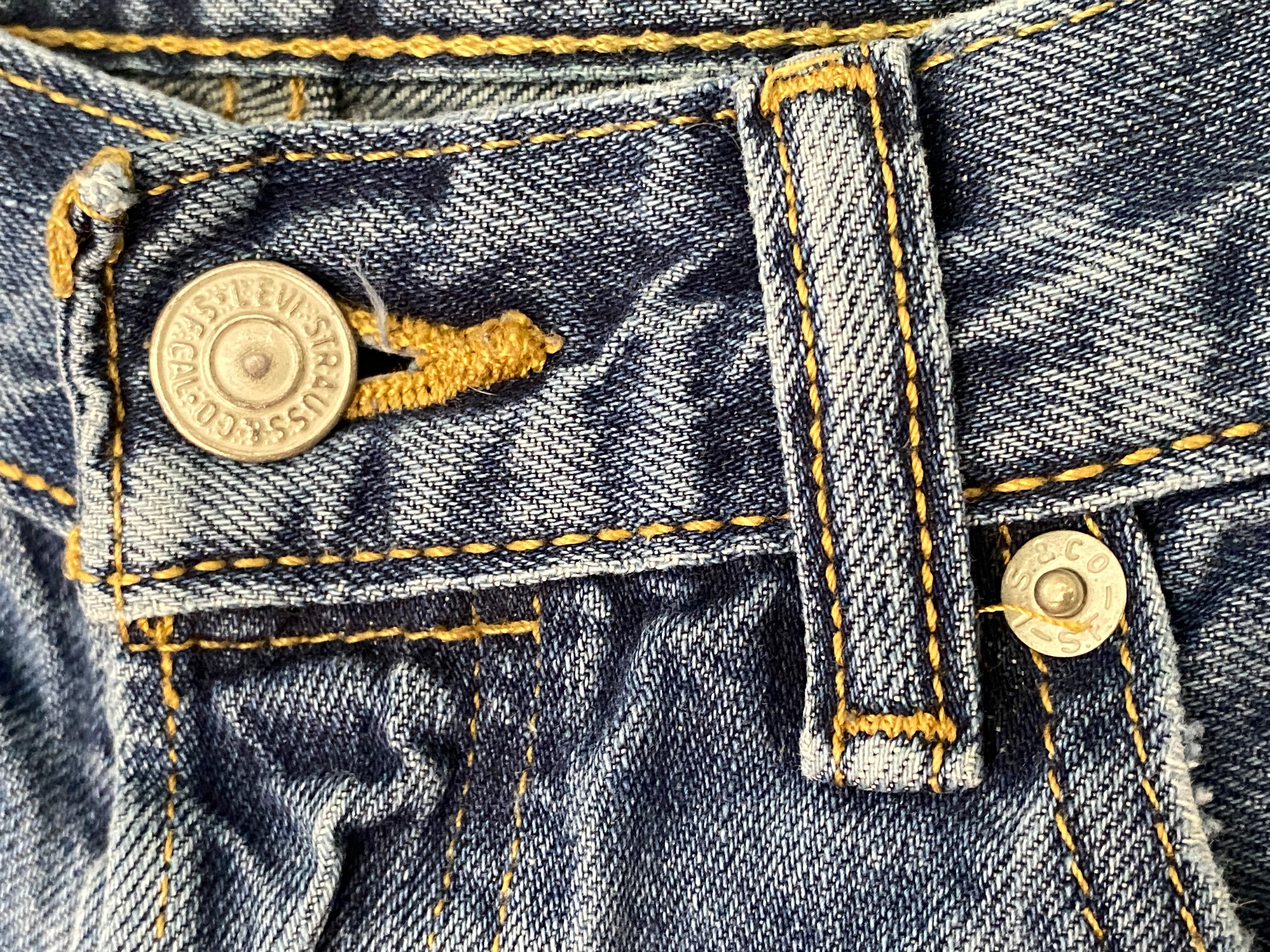 Levi's 501 – détail face, fermeture boutons braguette métal, denim medium wash
