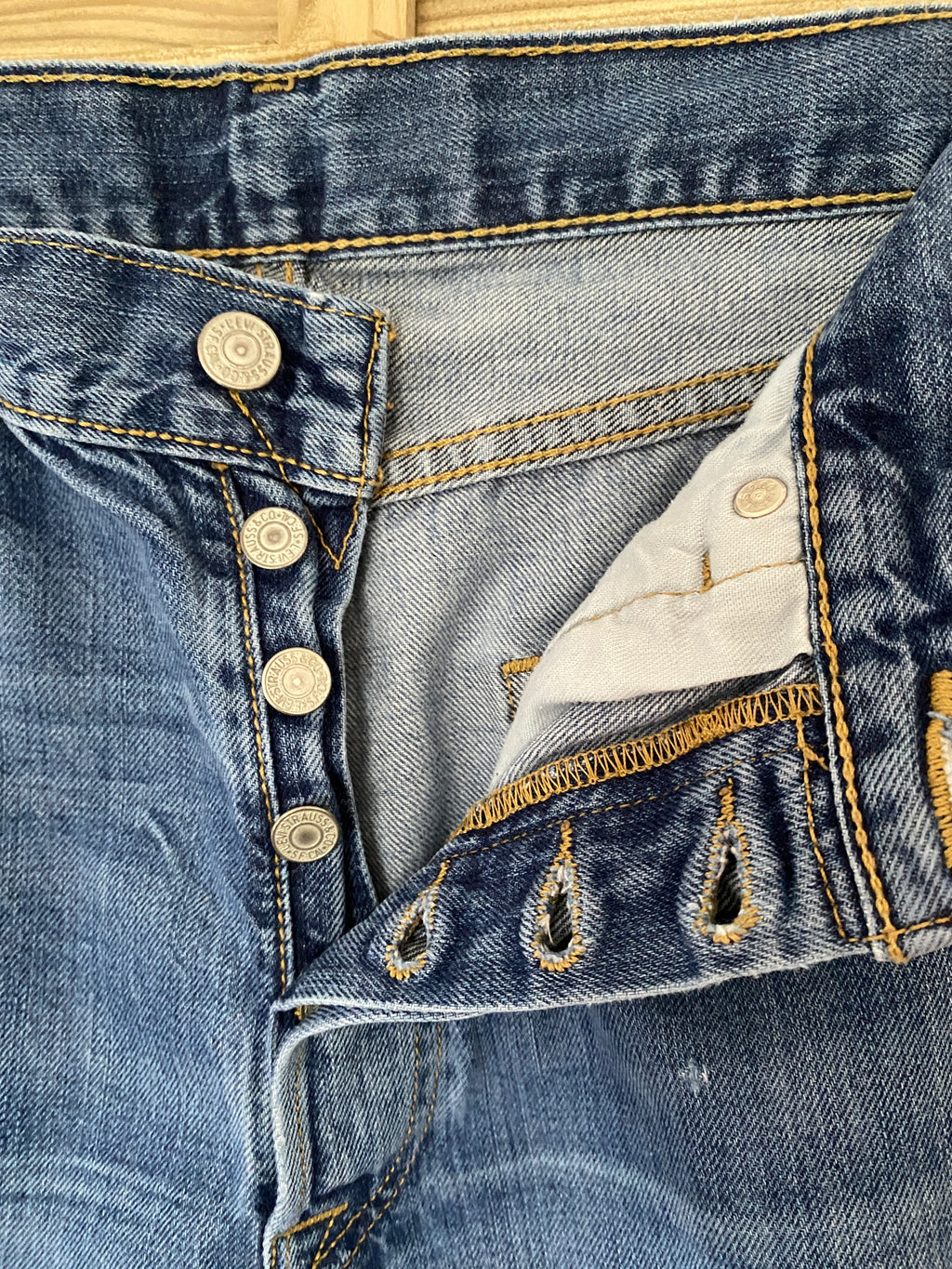 Levi's 501 – vue rapprochée braguette ouverte, boutons métal Levi's originaux