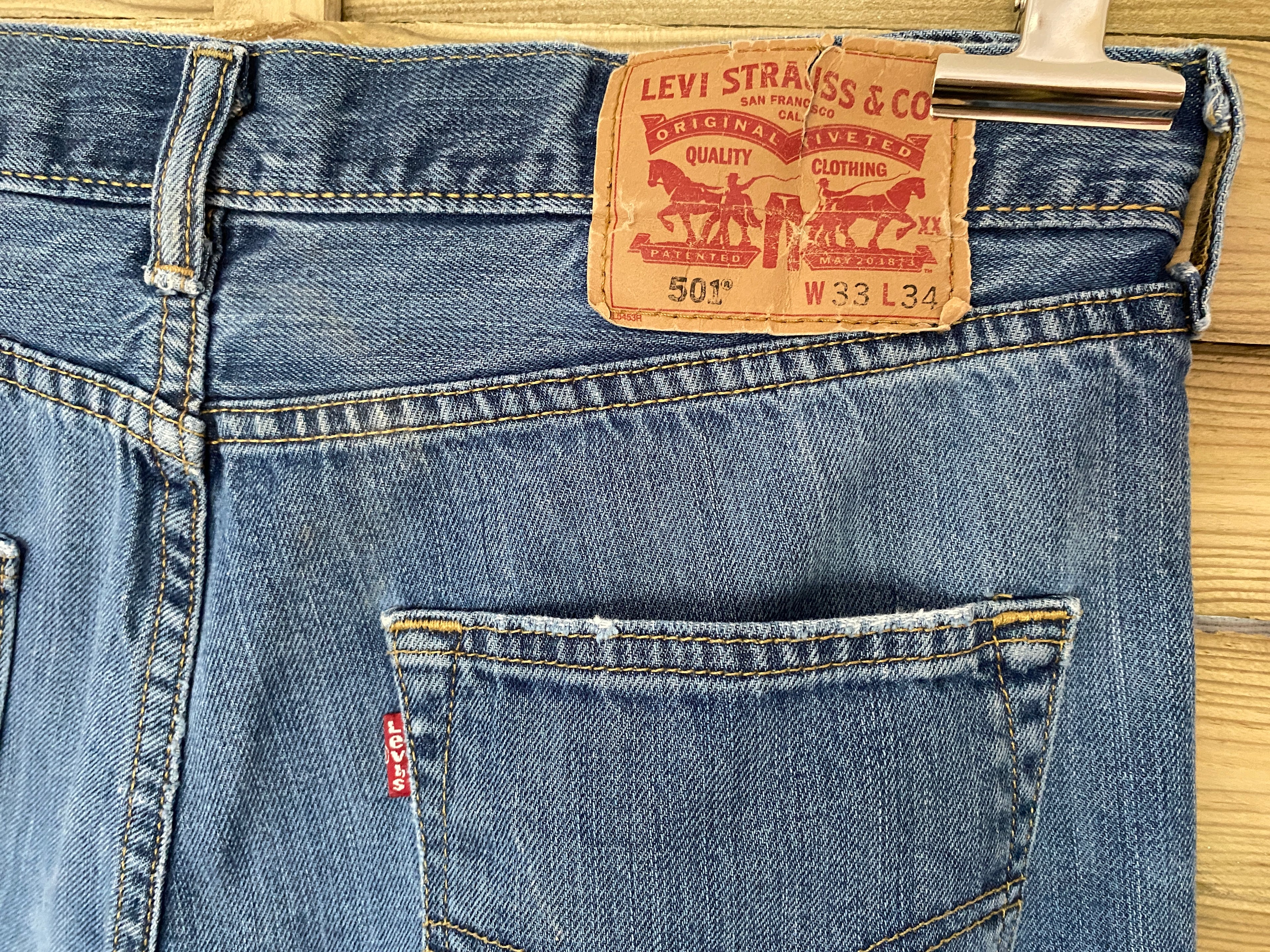 Levi's 501 – détail dos, patch cartonné W33 L34, poche arrière et red tab rouge