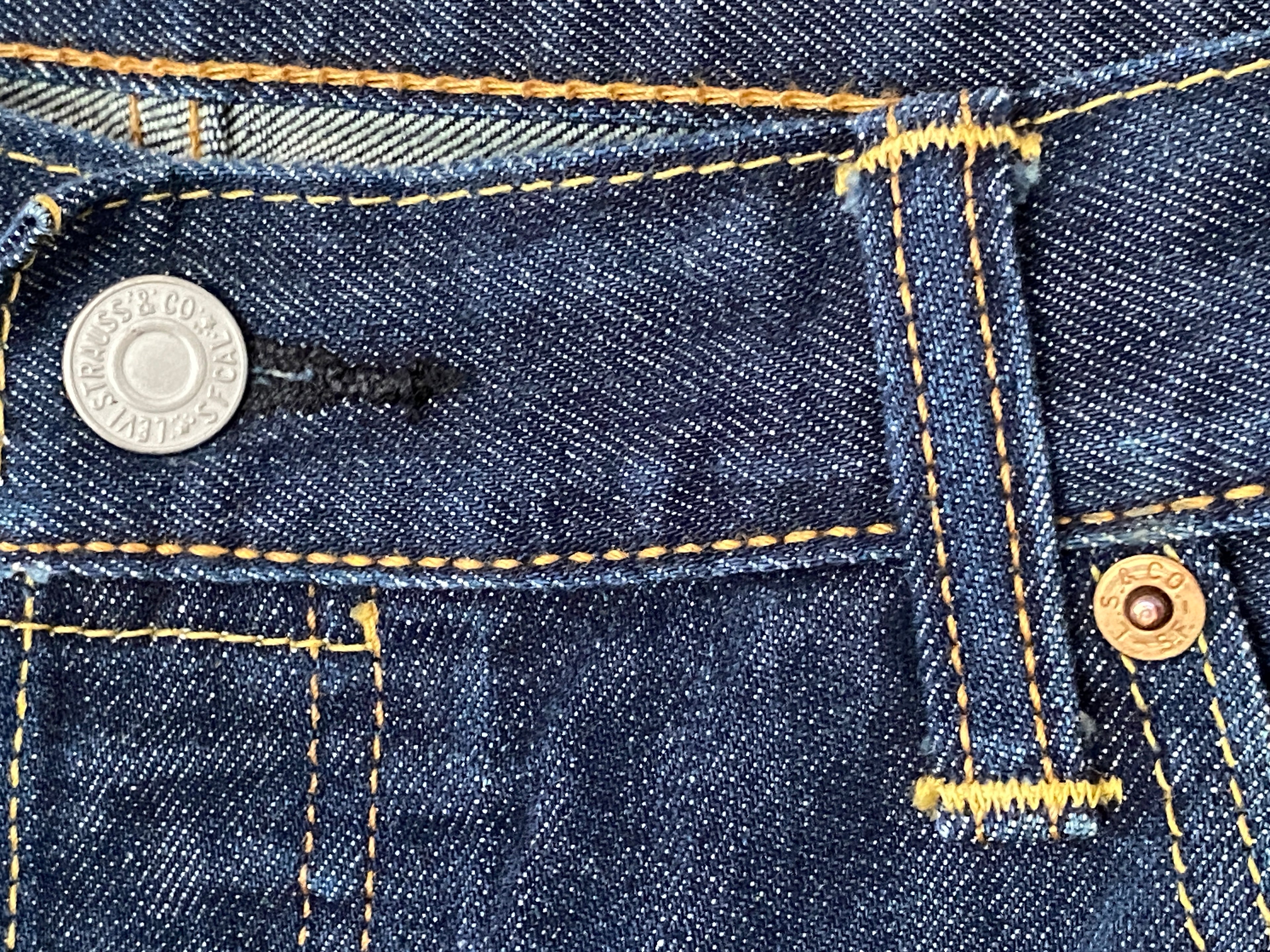 Levi's 501 Original – détail poche avant, bouton métal Levi Strauss & Co et rivet cuivre
