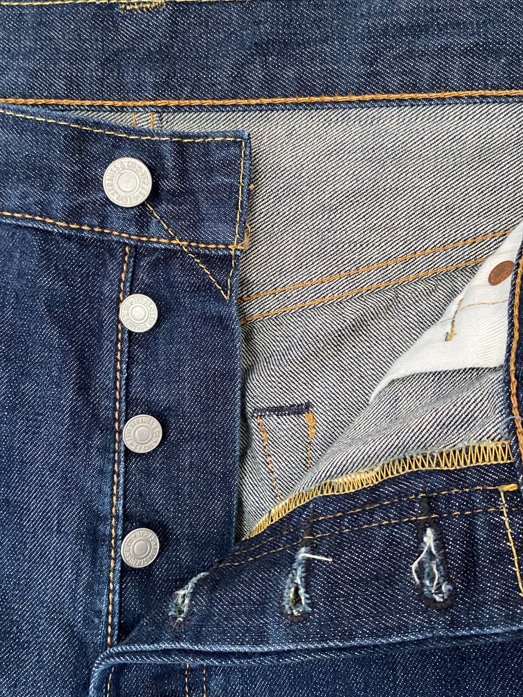 Levi's 501 Original – détail braguette ouverte, 4 boutons métal Levi's, denim brut indigo