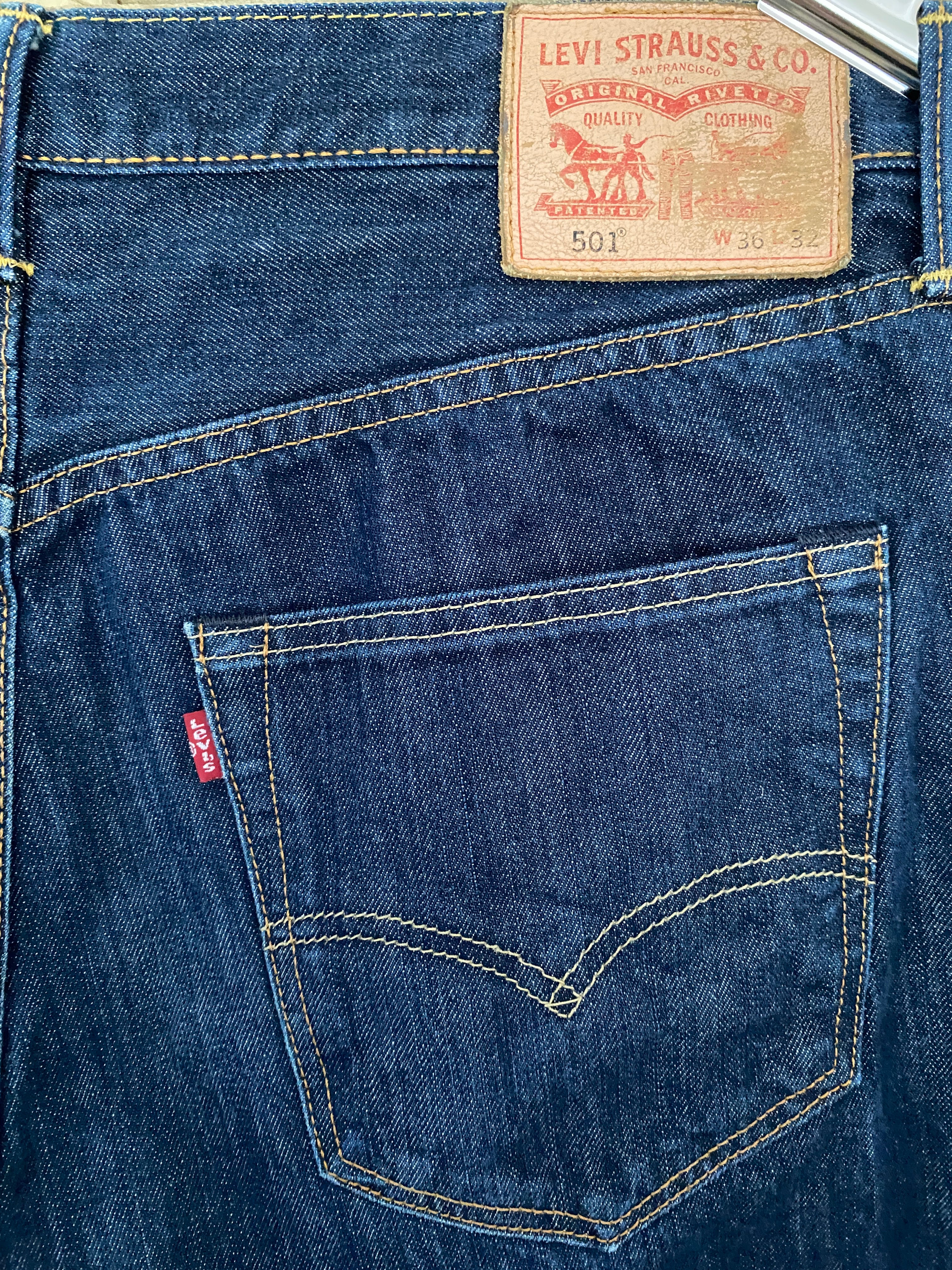 Levi's 501 Original – détail dos, patch cuir authentique, poche arrière et red tab rouge