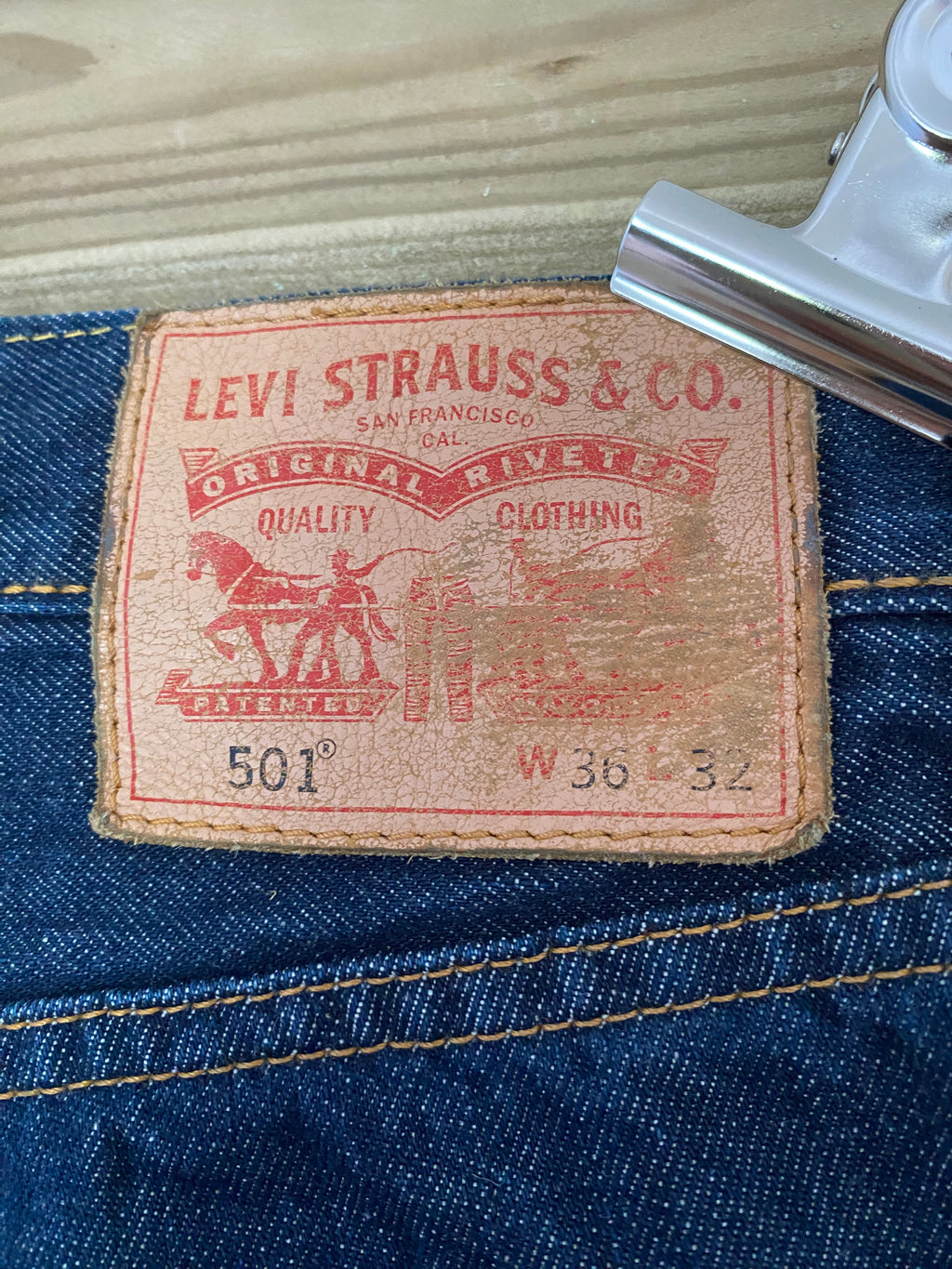 Levi's 501 Original – détail patch cuir authentique dos, inscription 501 W36 L32, Levi Strauss & Co San Francisco