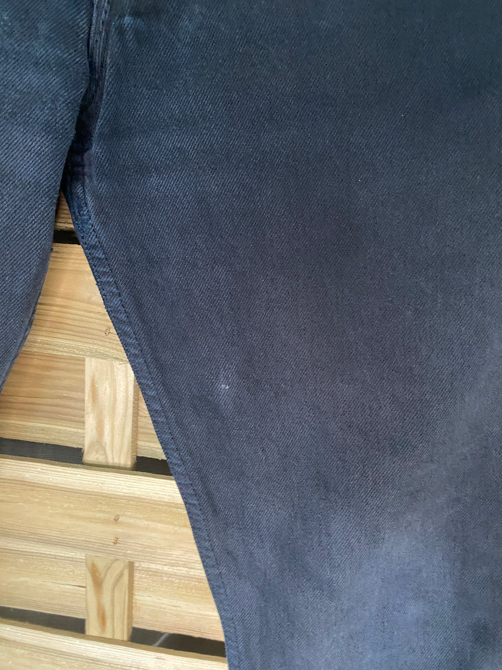 Levi's 501 – détail imperfection le long de la jambe, visible sur photo, prix ajusté