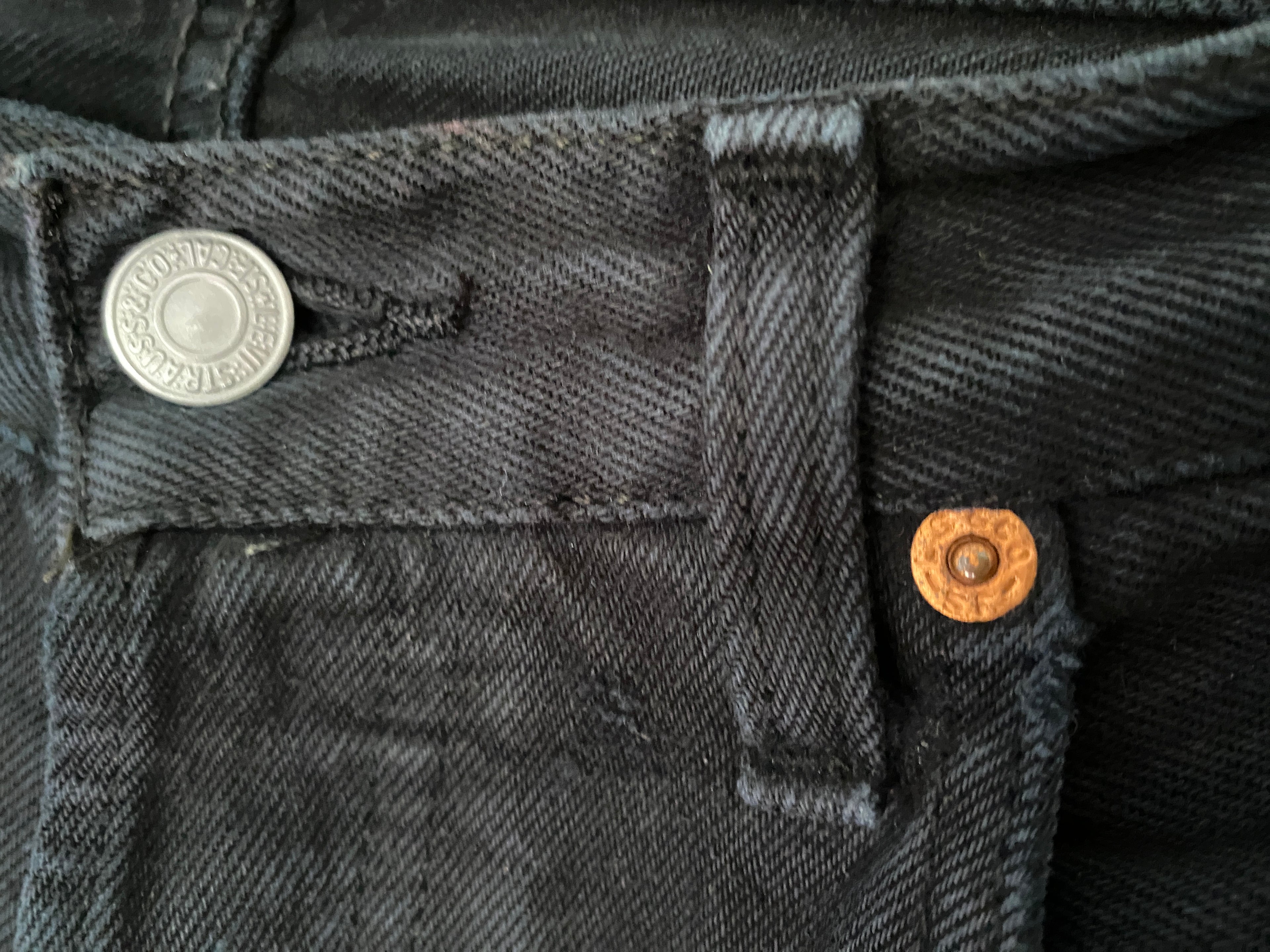 Levi's 501 – détail poche avant, bouton métal Levi Strauss & Co et rivet cuivre vintage