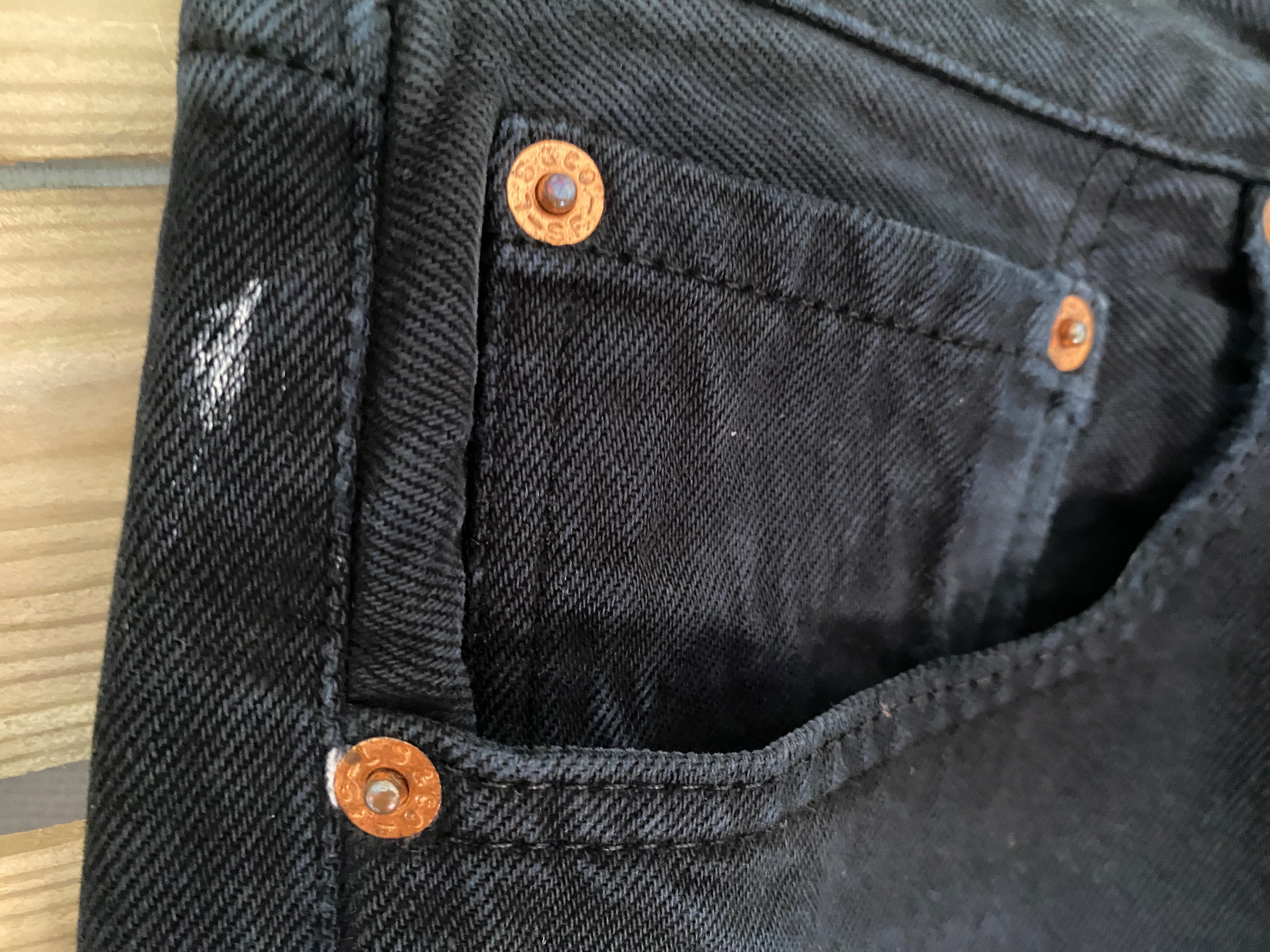 Levi's 501 – détail trace de peinture ceinture arrière, visible sur photo, prix ajusté
