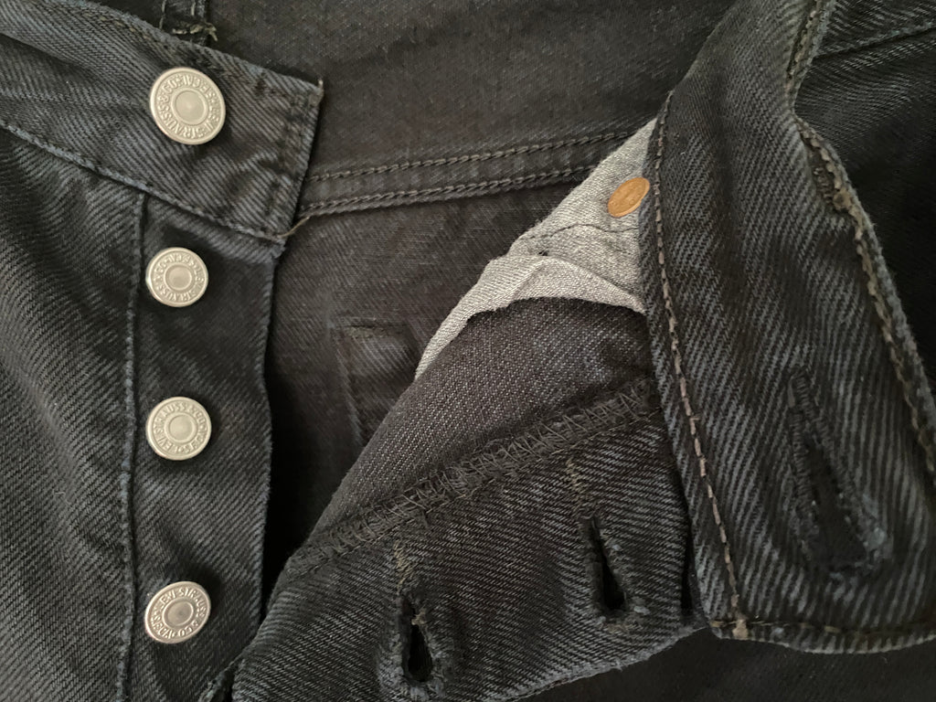 Levi's 501 – détail braguette ouverte, boutons métal vintage Levi's, denim noir délavé