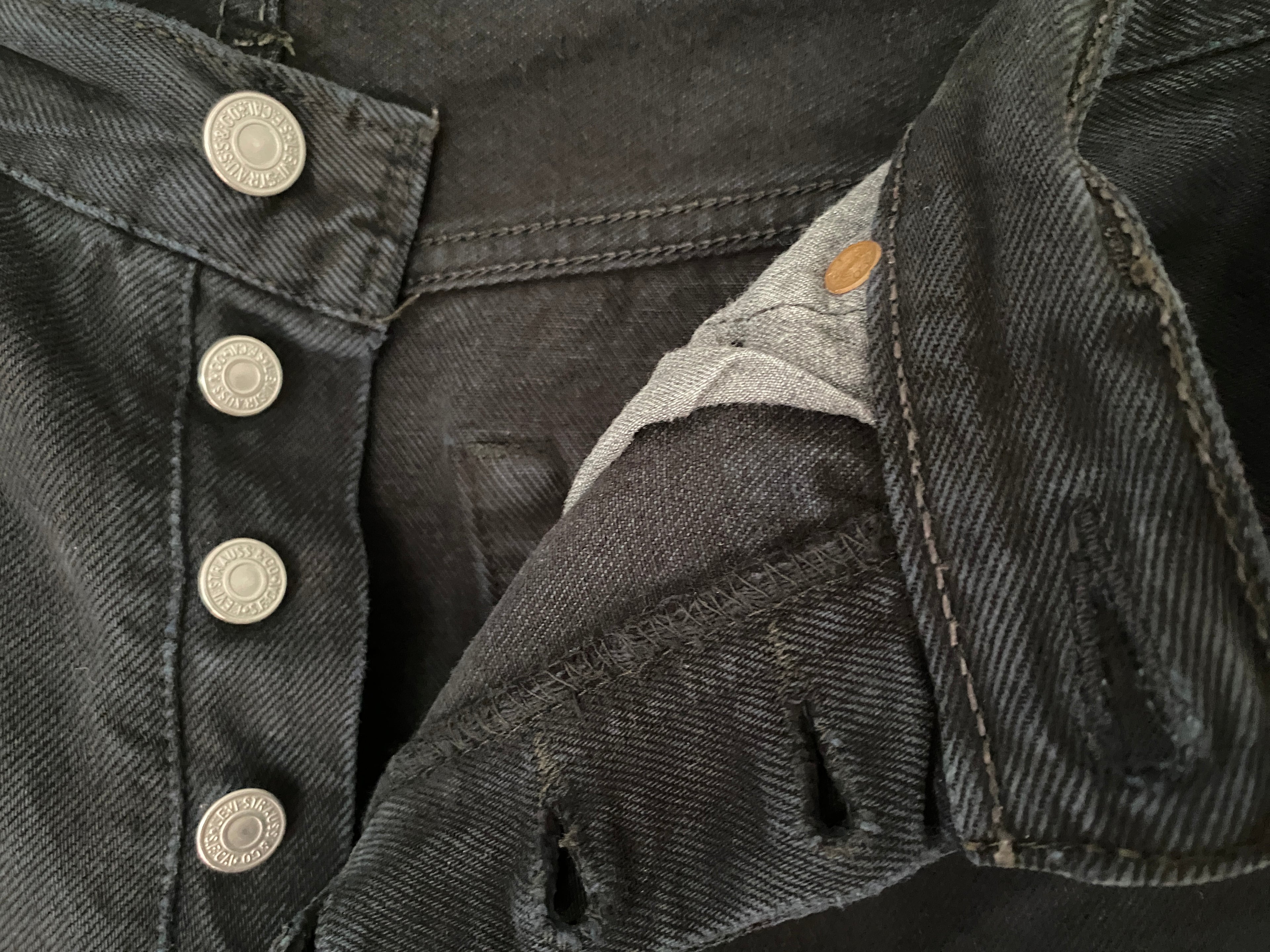 Levi's 501 – détail braguette ouverte, boutons métal vintage Levi's, denim noir délavé