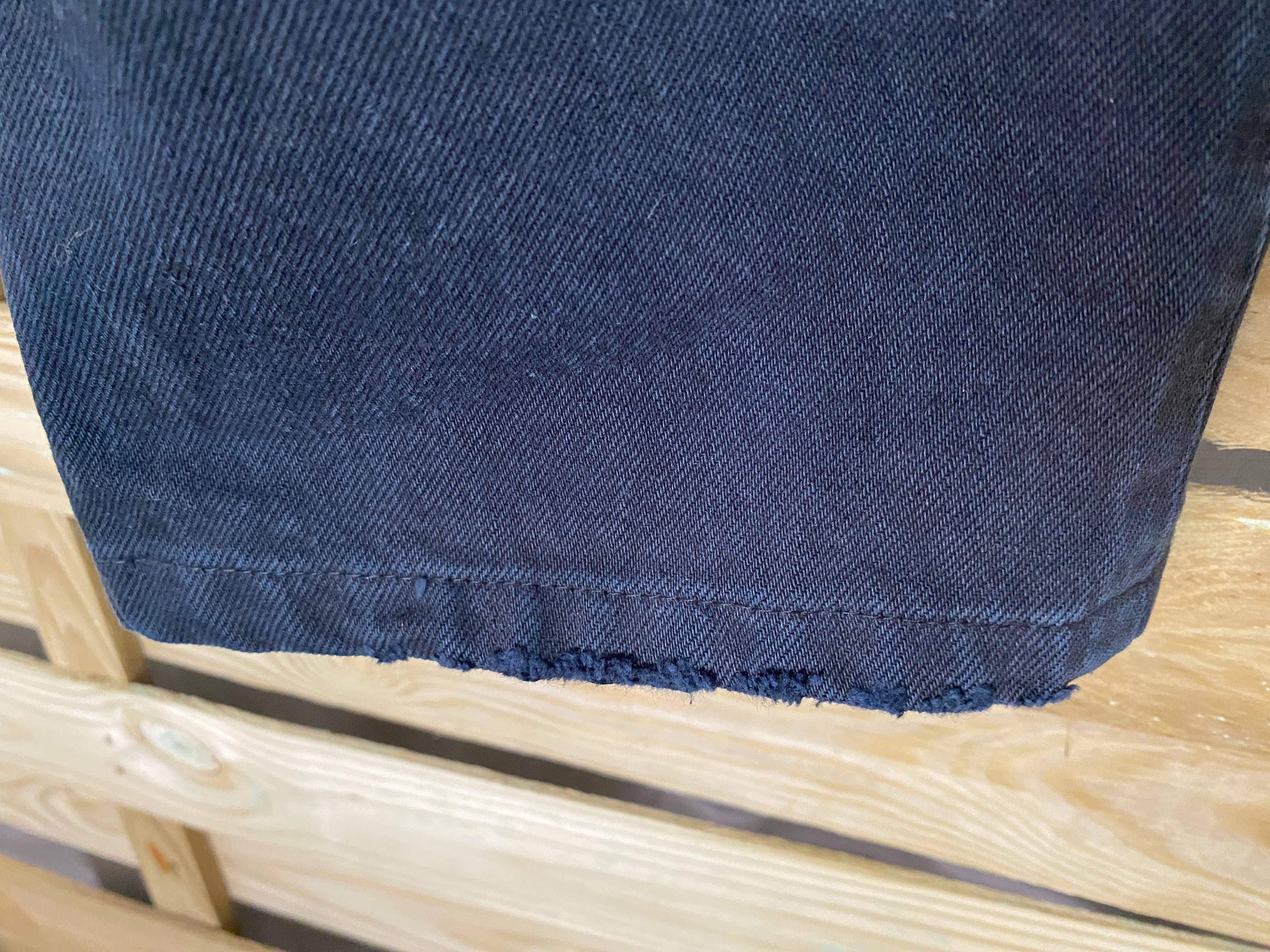 Levi's 501 – détail usure naturelle bas de jambe gauche, ourlet raccourci et réourlé