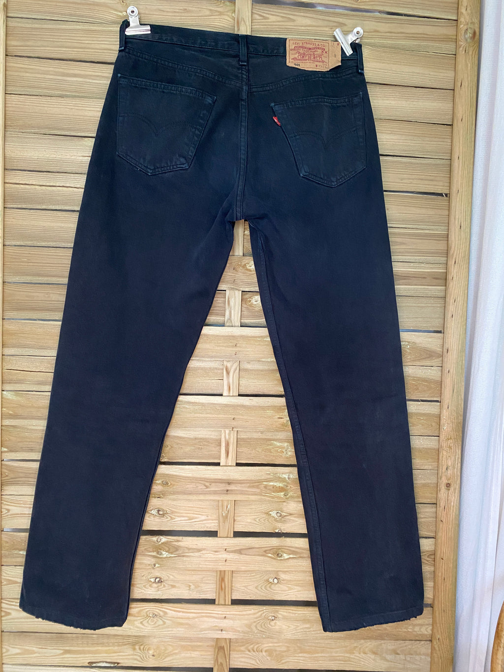 Levi's 501 W33 noir délavé vintage – vue de dos intégrale, coupe droite