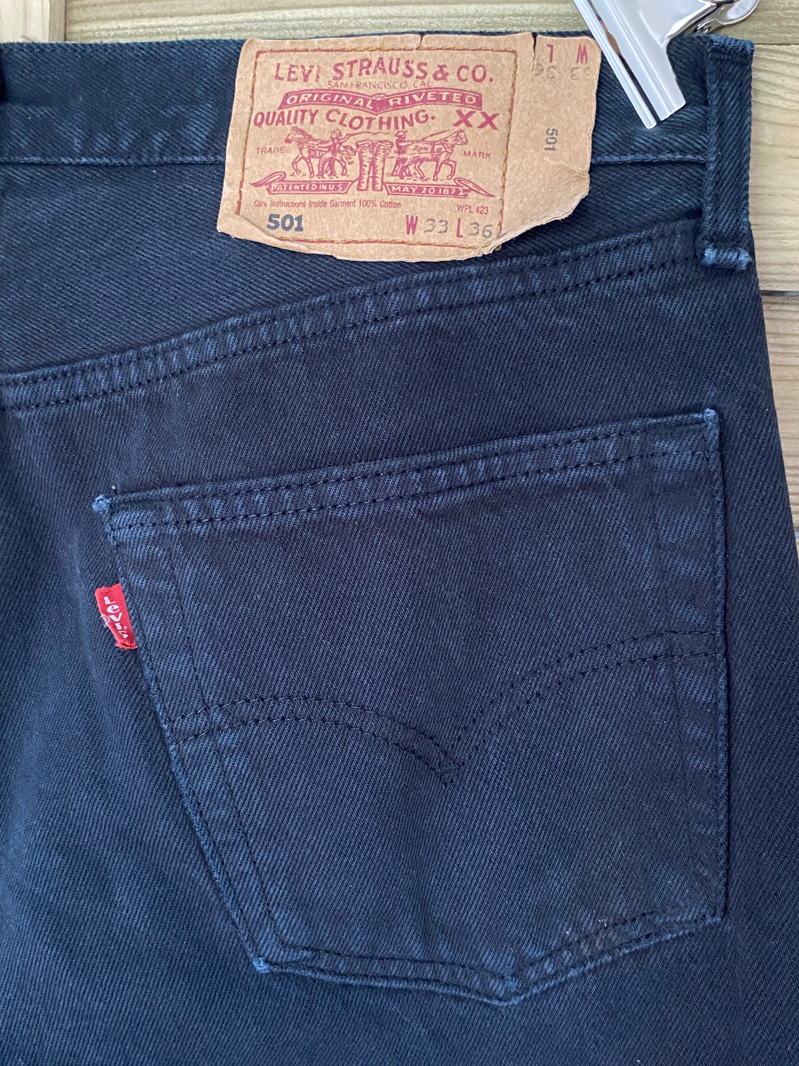 Levi's 501 – détail dos, patch cartonné WPL 423 W33 L36, poche arrière et red tab rouge