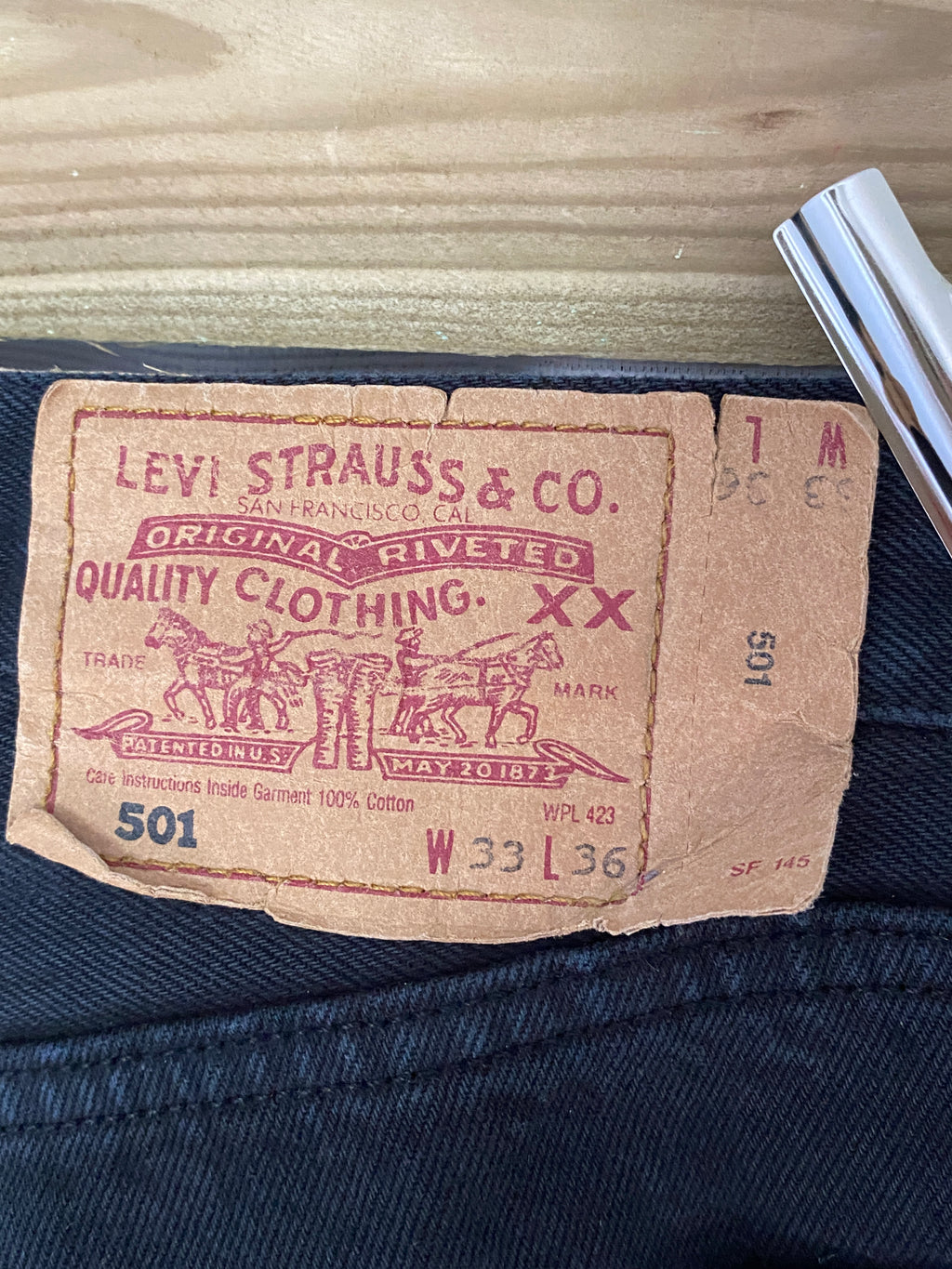 Levi's 501 – détail patch cartonné dos, inscription 501 W33 L36, WPL 423, Made in USA