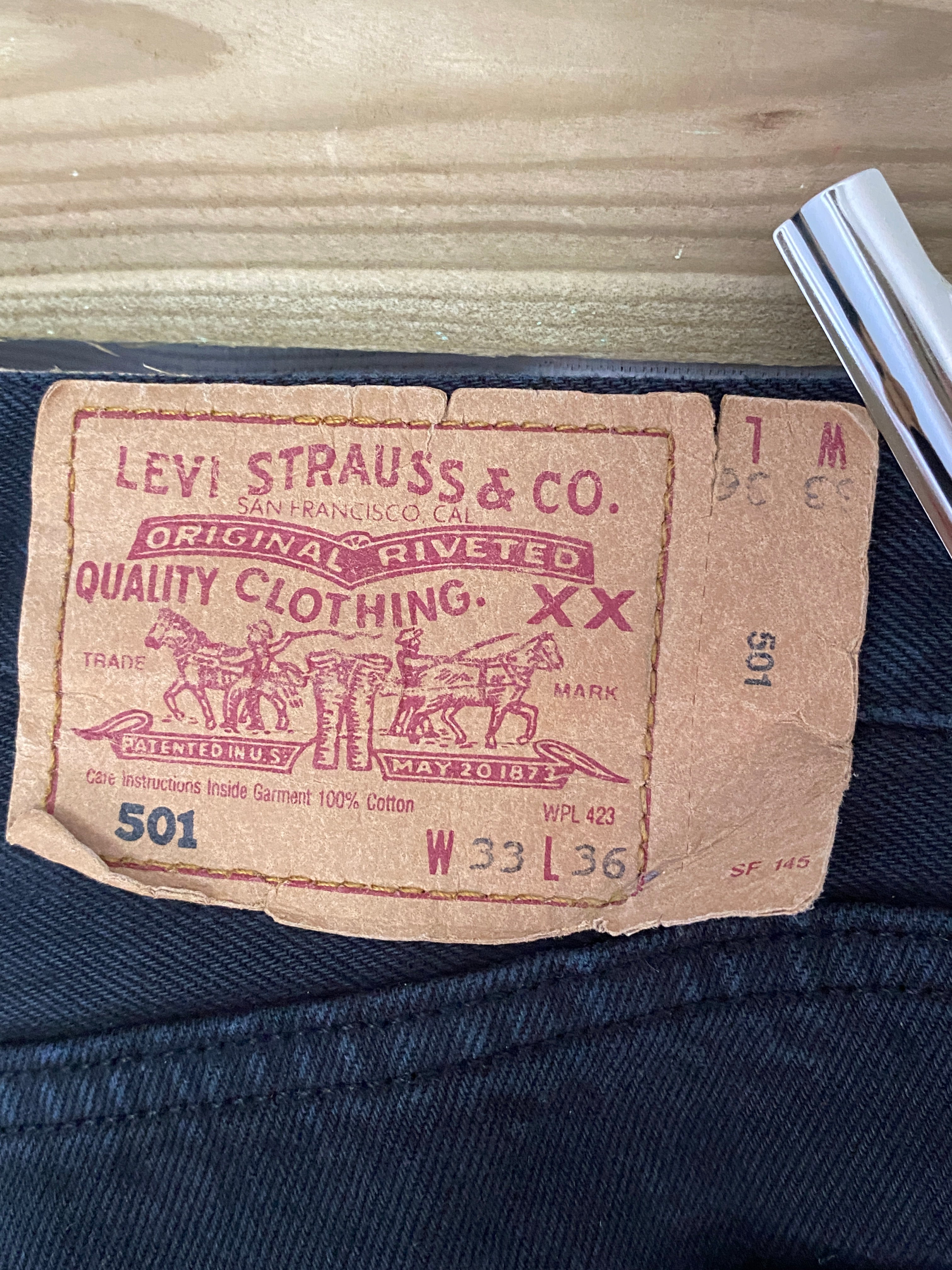 Levi's 501 – détail patch cartonné dos, inscription 501 W33 L36, WPL 423, Made in USA