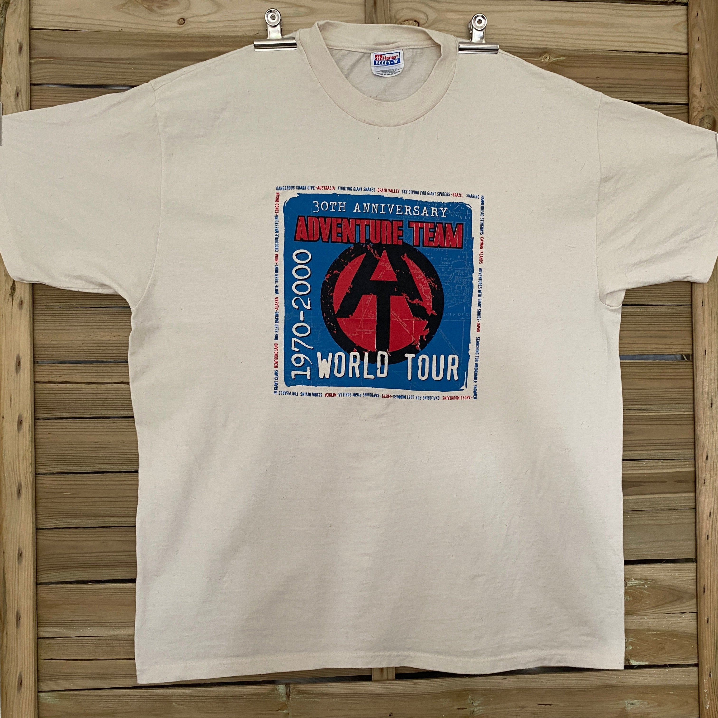 T-shirt vintage Hanes Beefy-T écru – Adventure Team World Tour – vue générale de face