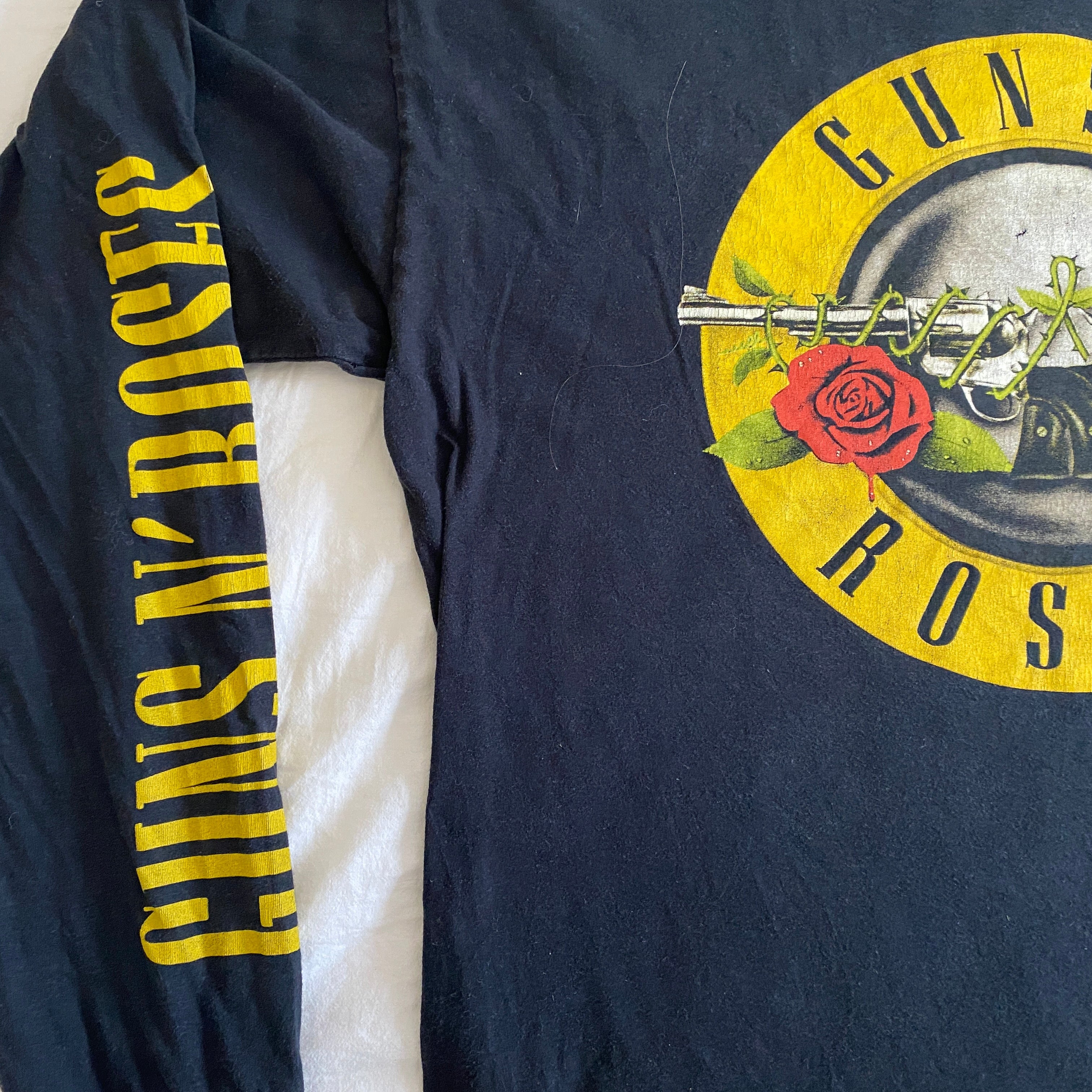 Détail flocage manche – inscription Guns N' Roses en lettrage jaune vertical