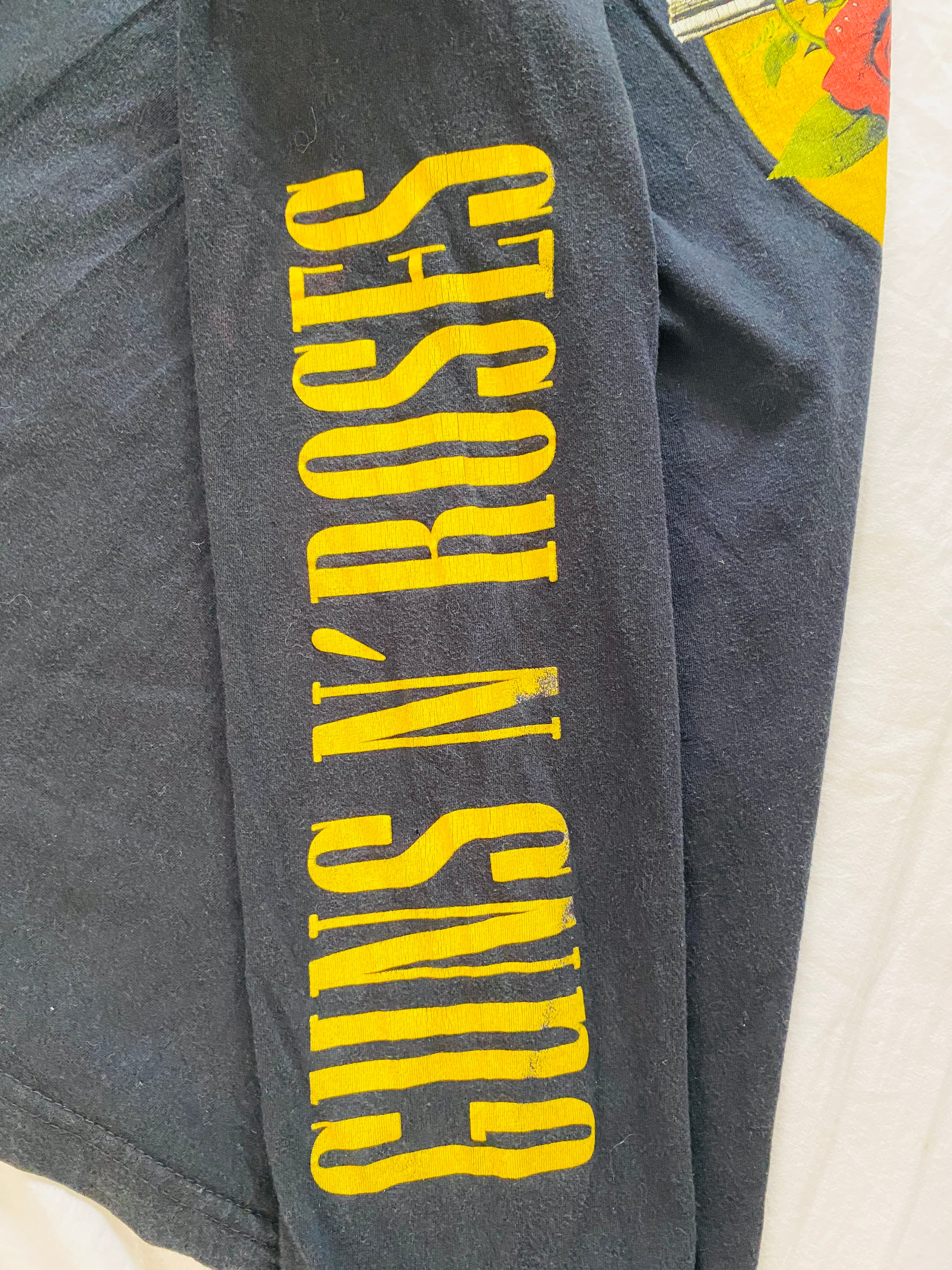 Détail flocage manche Guns N' Roses – lettrage jaune, autre angle