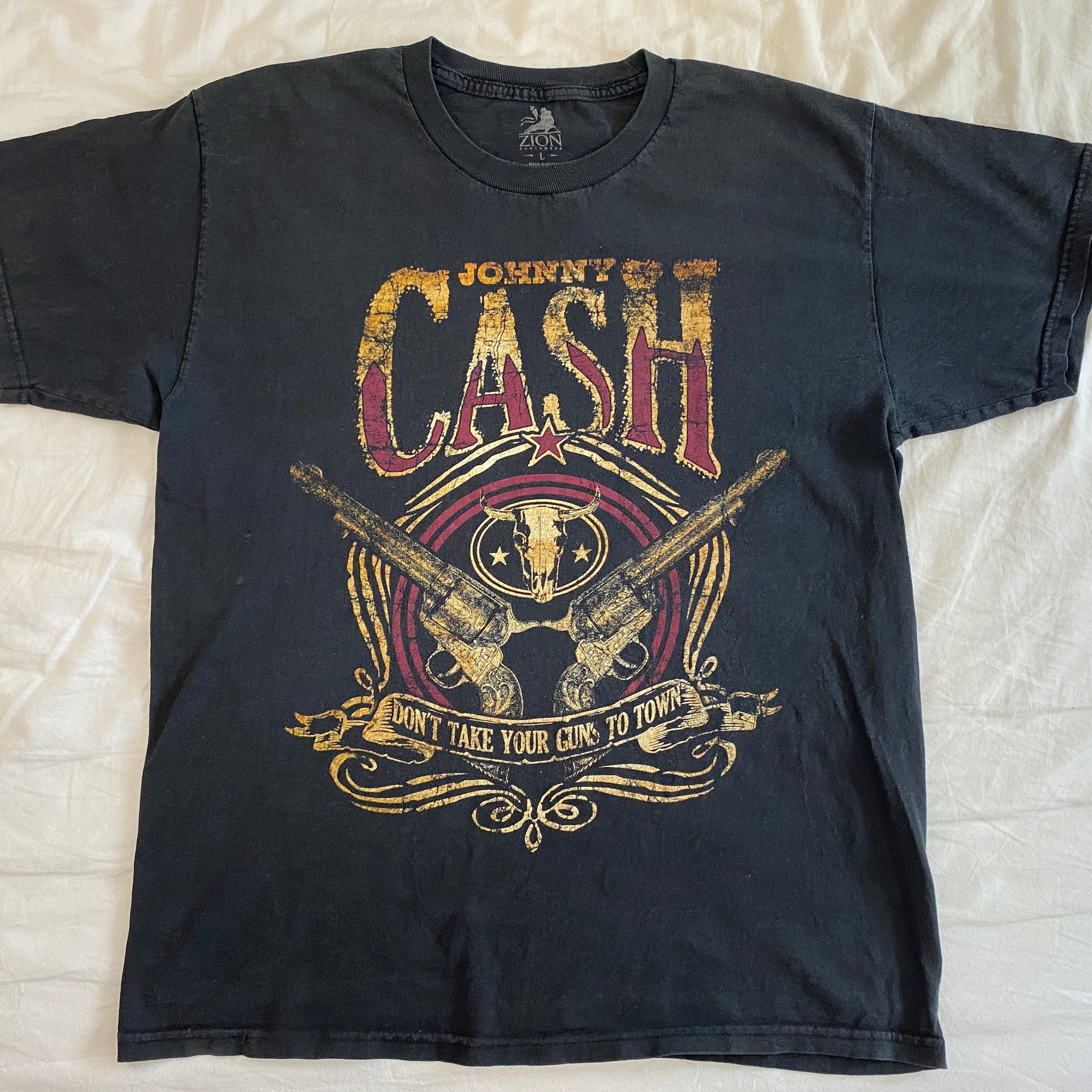 T-shirt vintage Johnny Cash noir patiné – vue intégrale de face, flocage Don't Take Your Guns to Town
