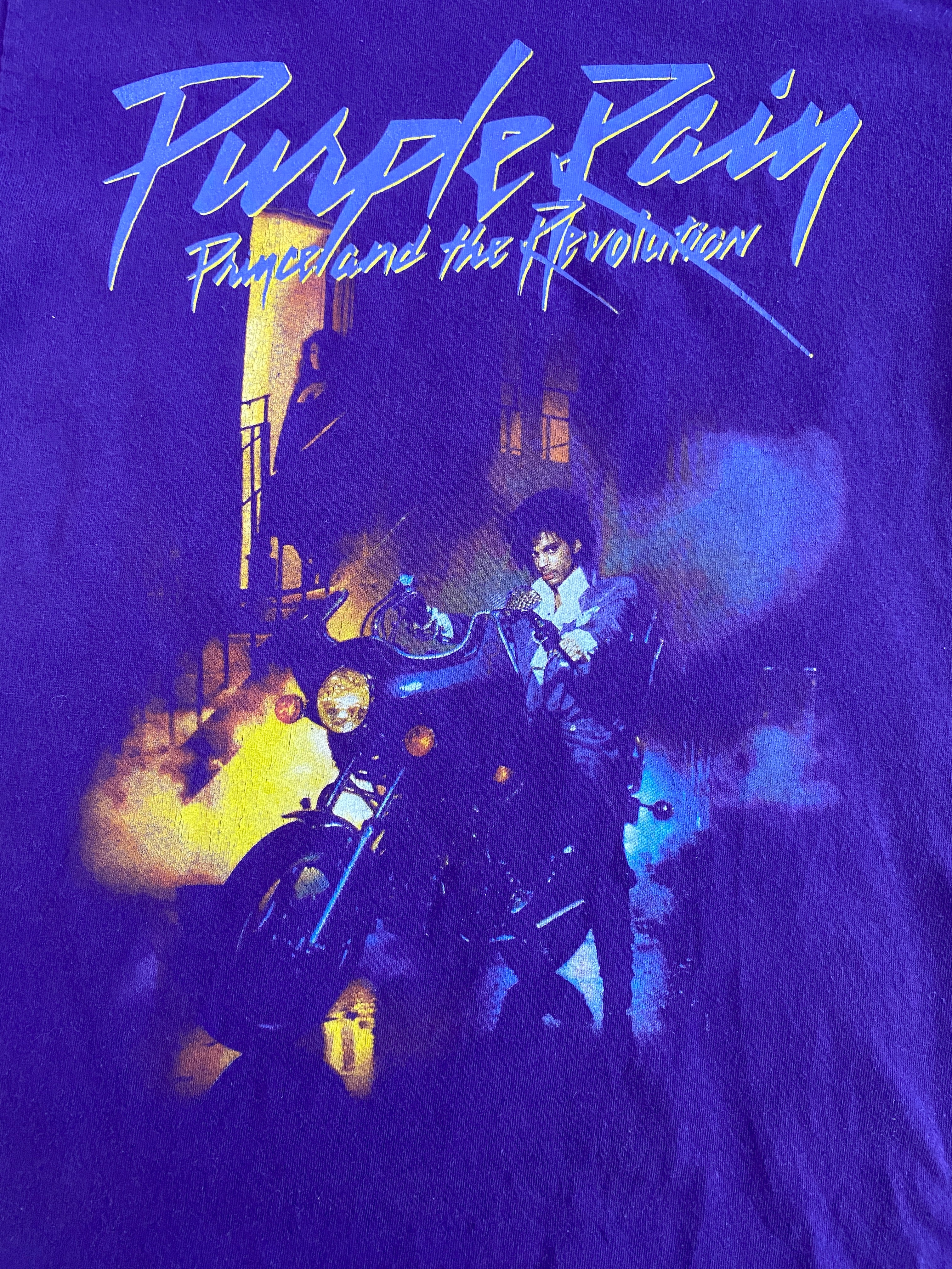 Détail flocage Prince Purple Rain – Prince sur sa moto, lettrage violet et or, tons bleu nuit