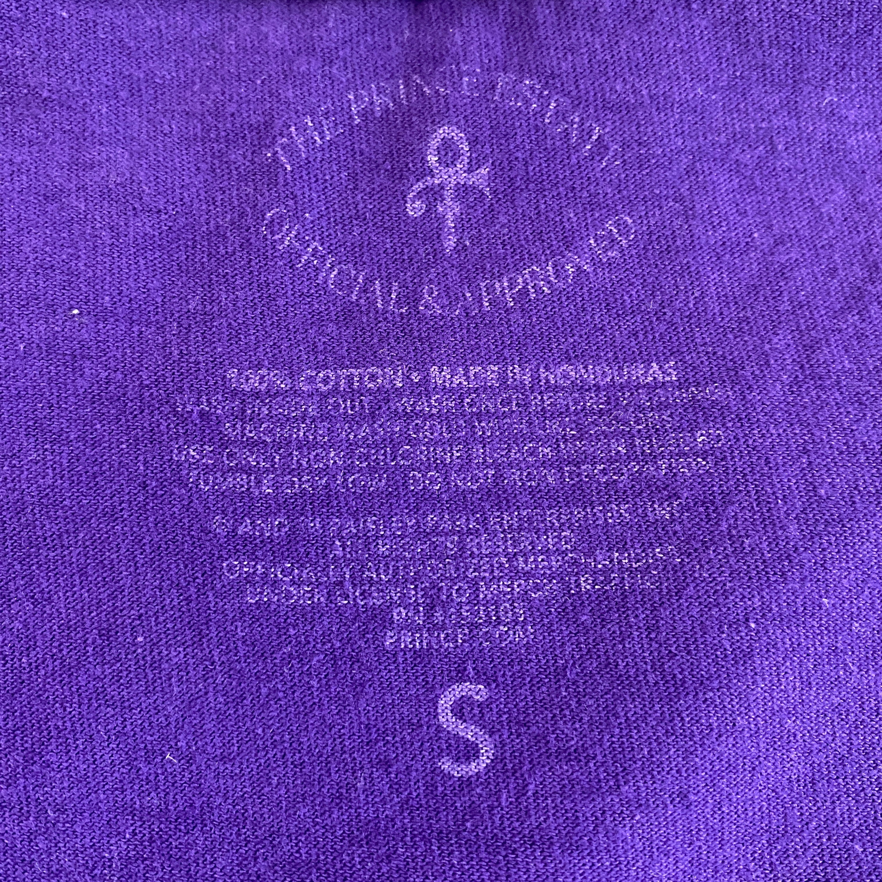 Étiquette intérieure imprimée – The Prince Estate Official & Authorized – 100% coton – Made in Honduras – taille S