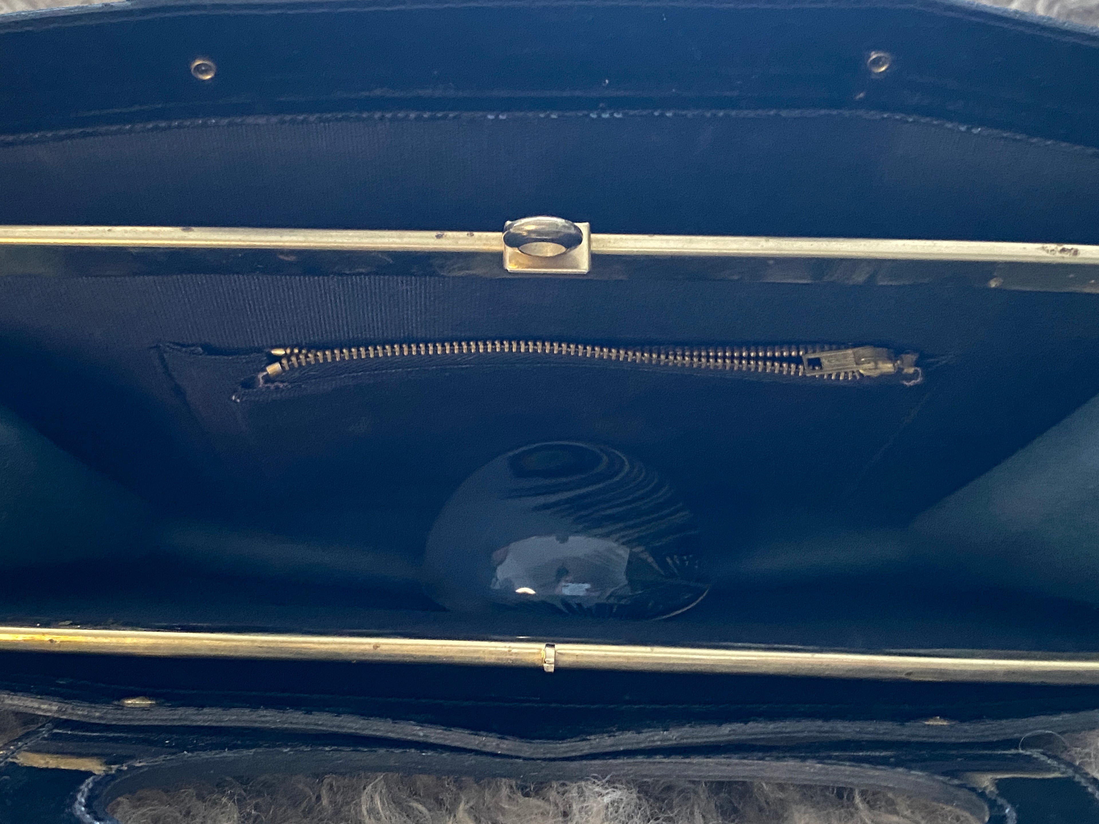 Sac vintage vinyle noir – détail rivet patiné et trace d'usure – pièce ancienne années 60