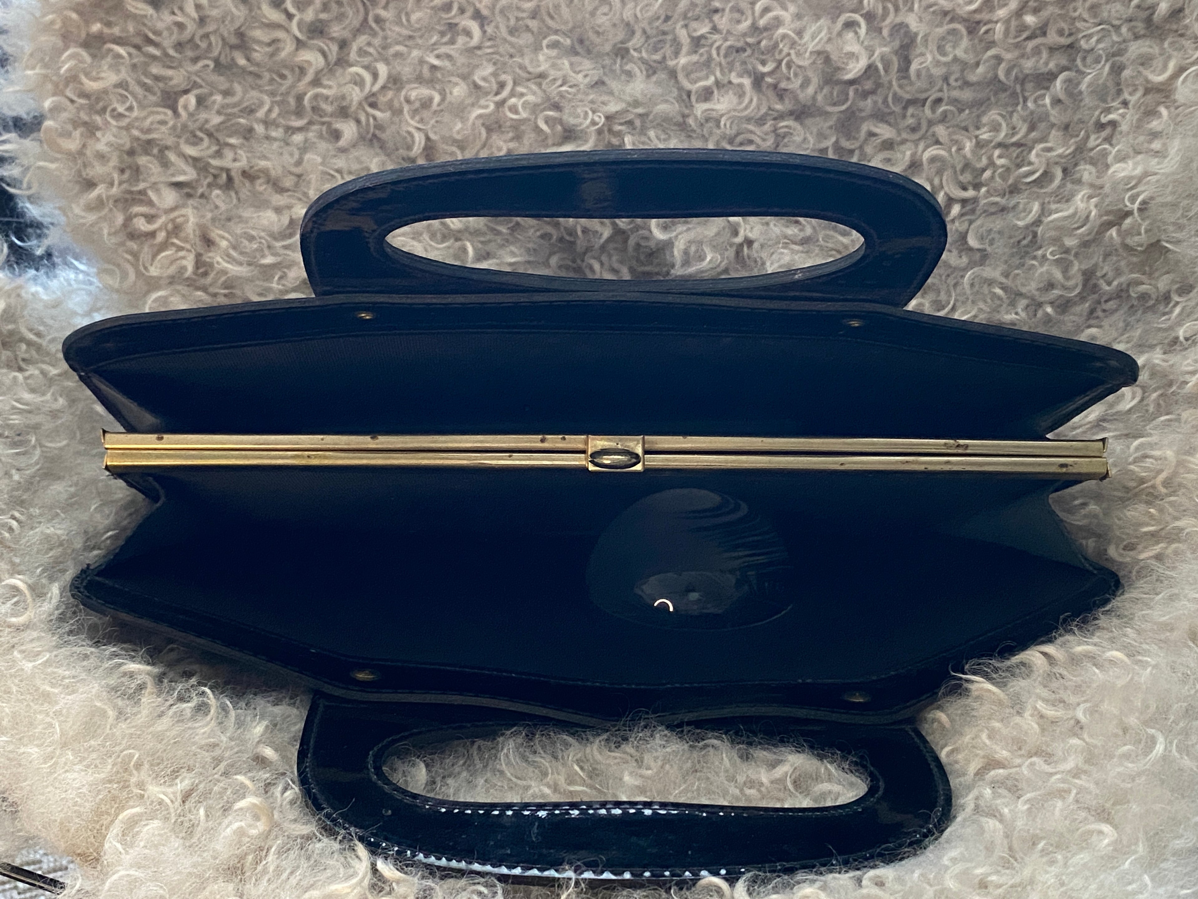Sac vintage vinyle noir années 60 – vue du dessus – structure rigide