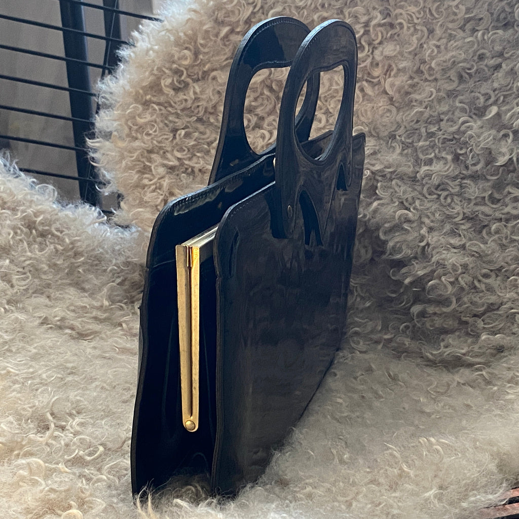 Sac vintage vinyle noir années 60 – vue de côté – détail fermeture métallique dorée