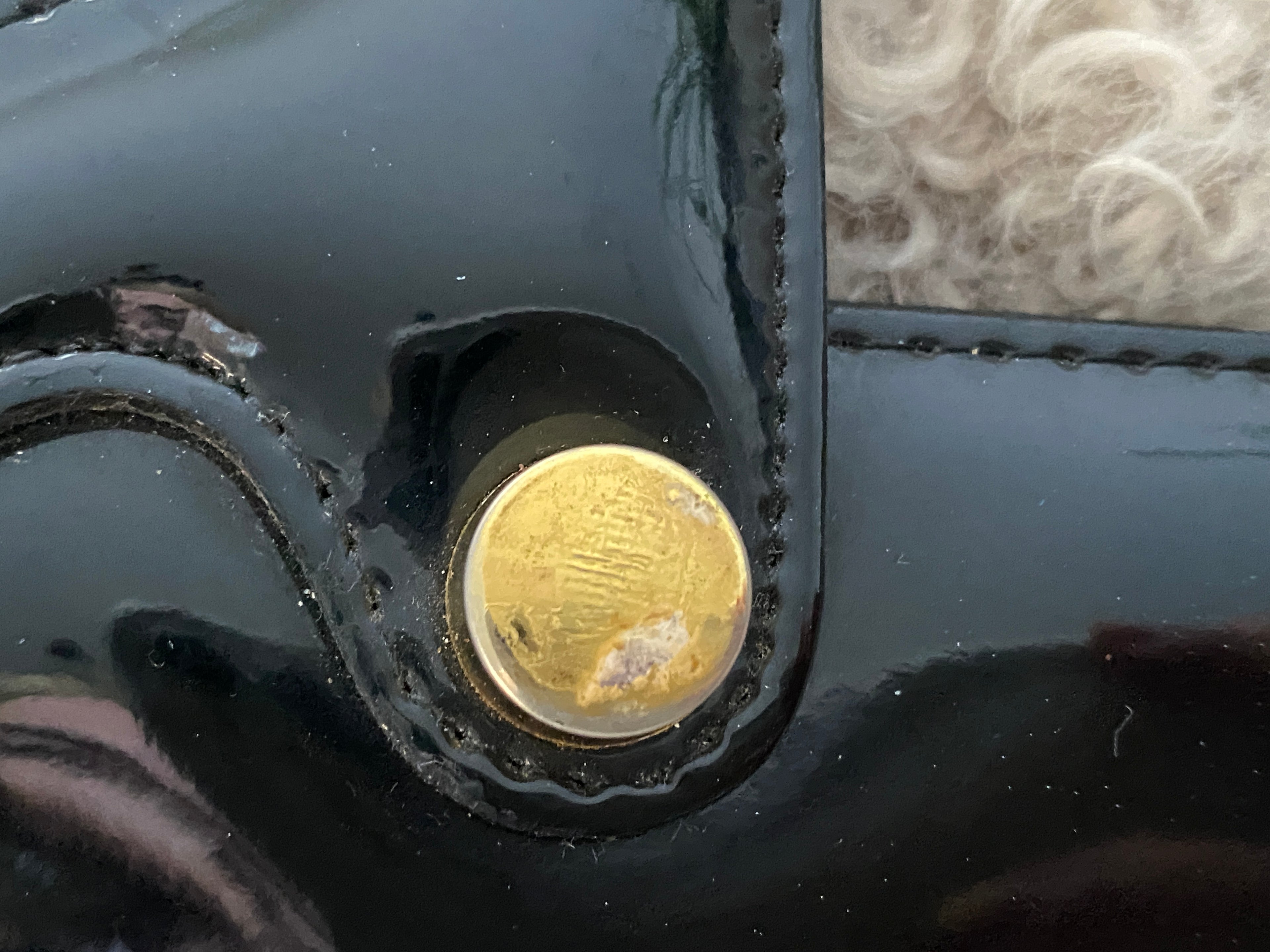 Sac vintage vinyle noir – détail rivet patiné et trace d'usure – pièce ancienne années 60