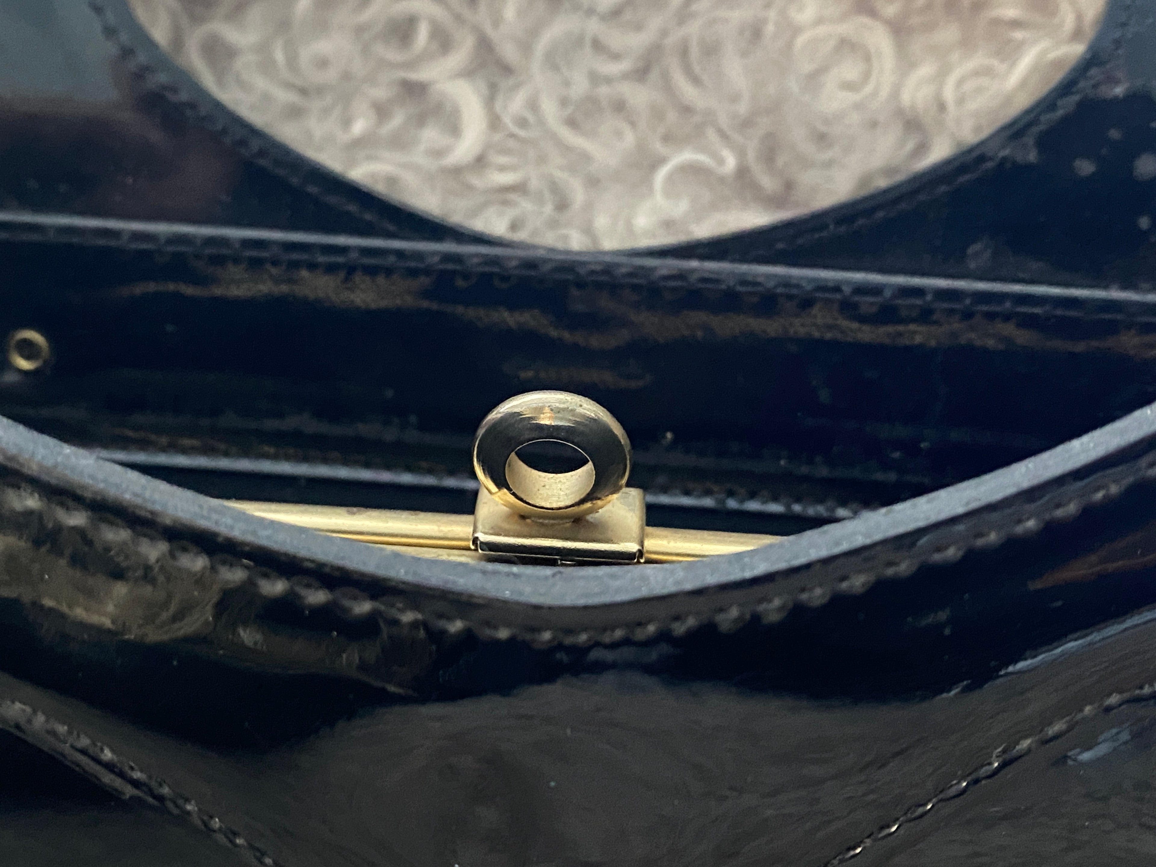 Sac vintage vinyle noir – détail fermoir kiss-lock doré – années 60
