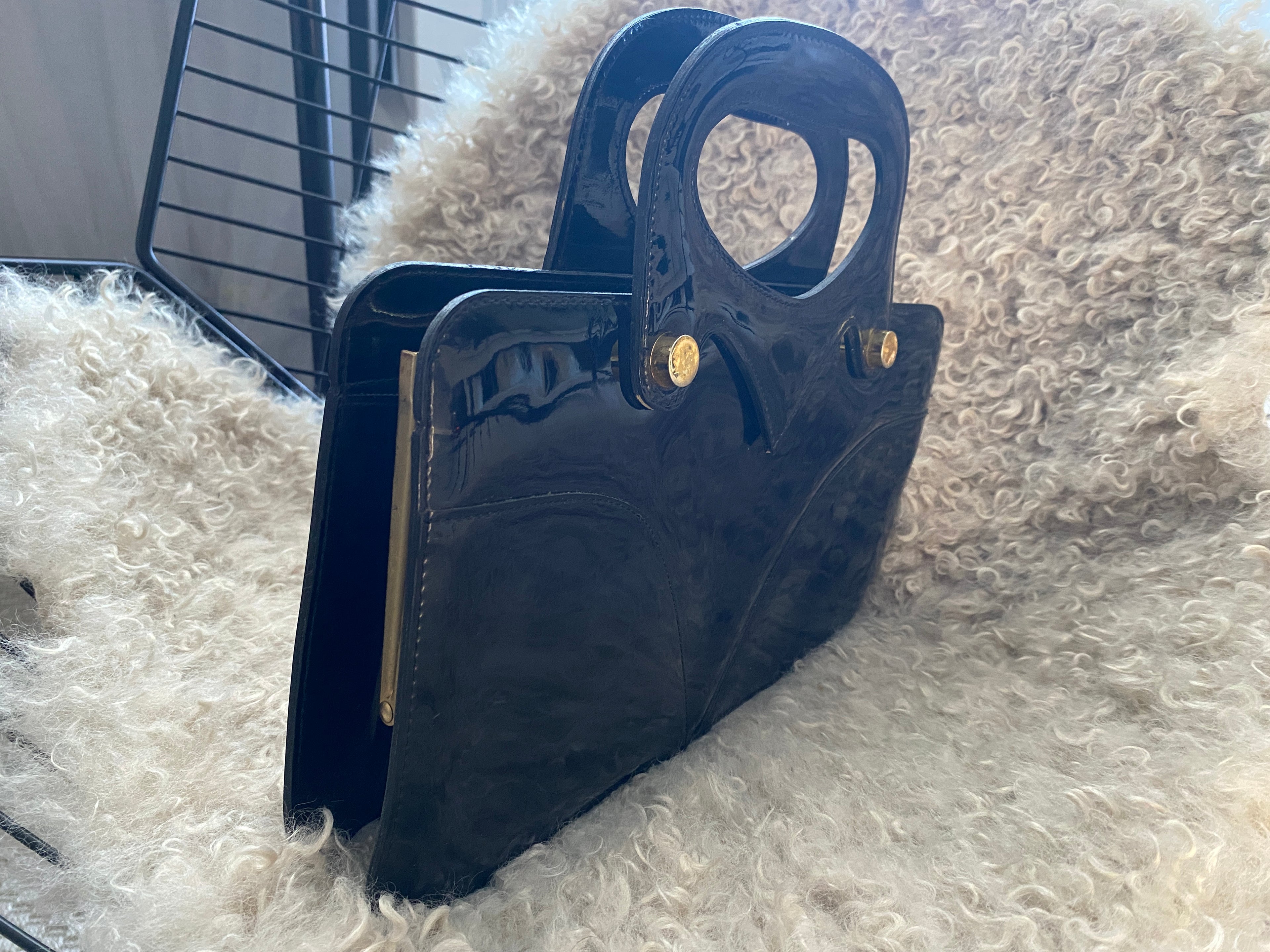 Sac vintage vinyle noir années 60 – vue trois quarts avant – fermoir doré – seconde main