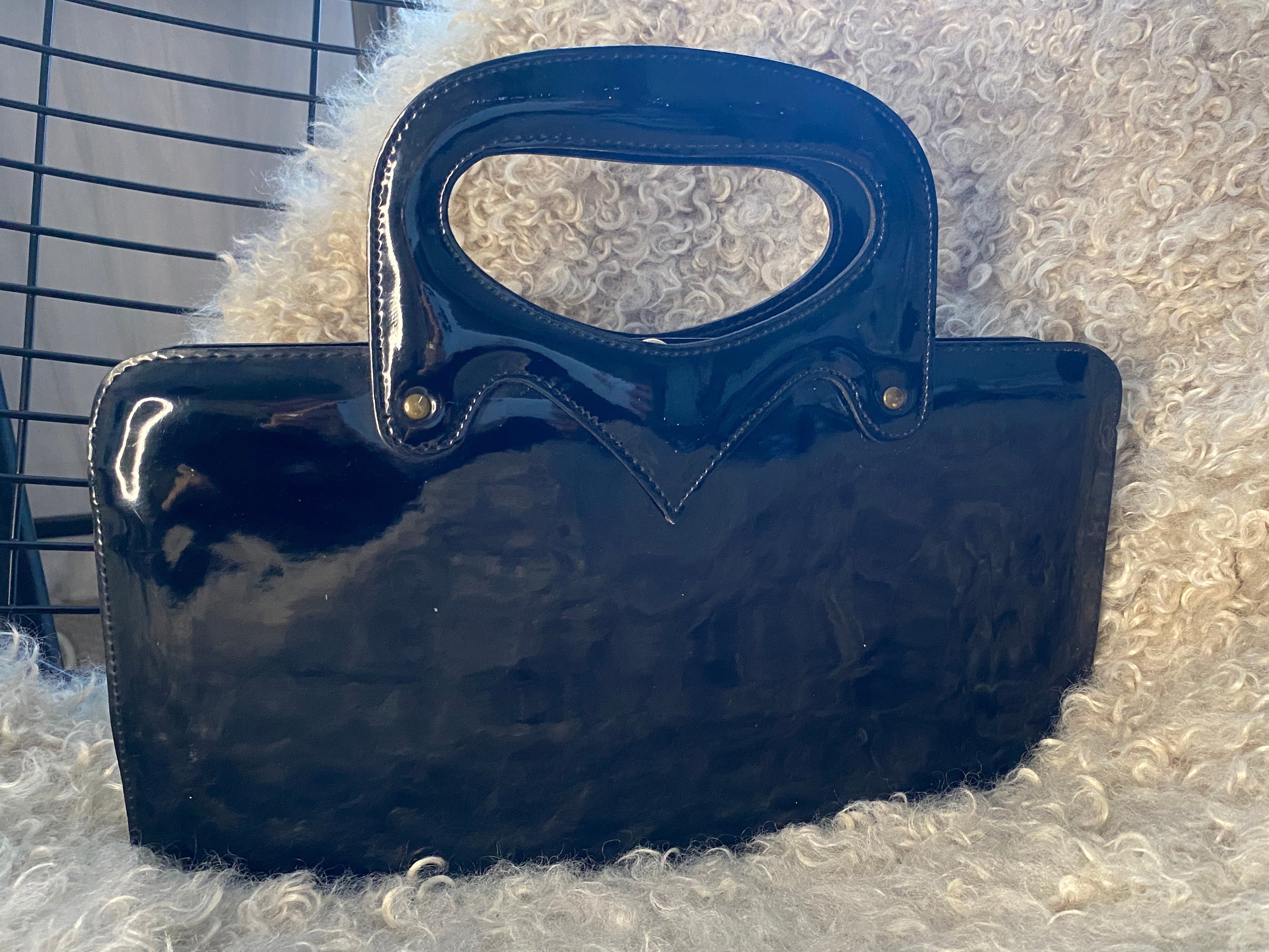 Sac vintage vinyle noir années 60 – vue générale de dos – seconde main