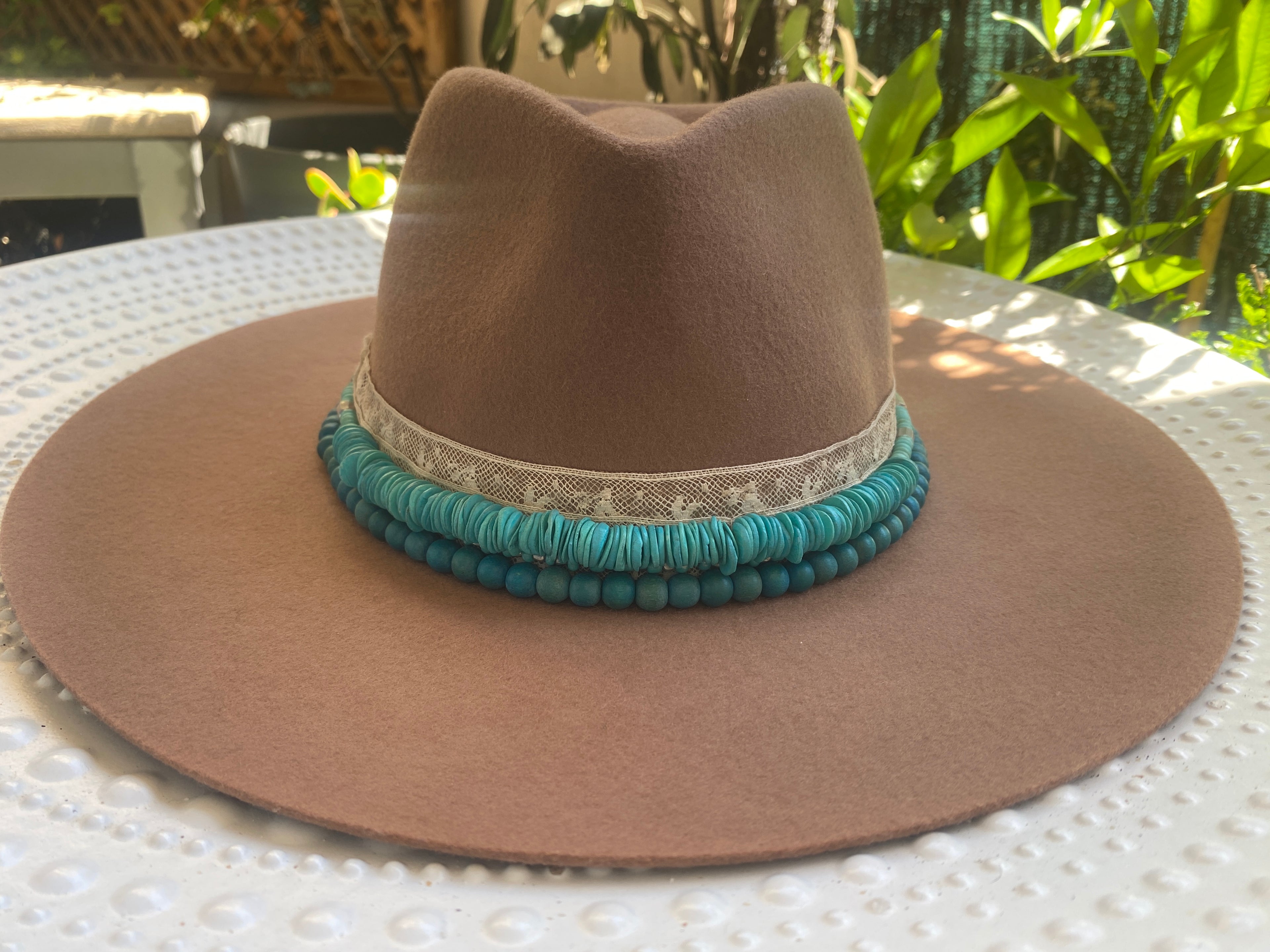 Panama beige customisé – vue de face avec perles turquoise et dentelle