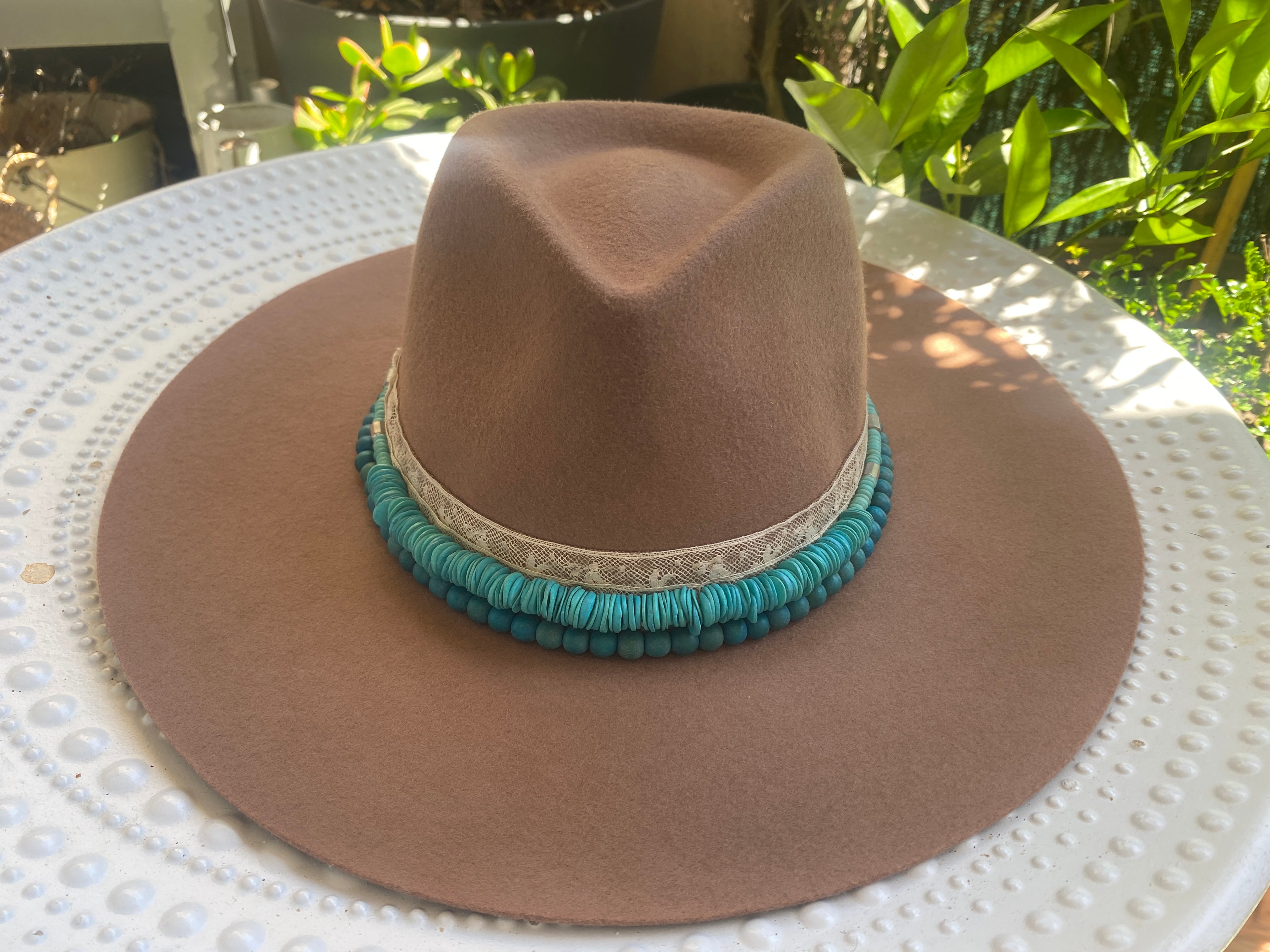 Panama beige – détail du bandeau de perles turquoise