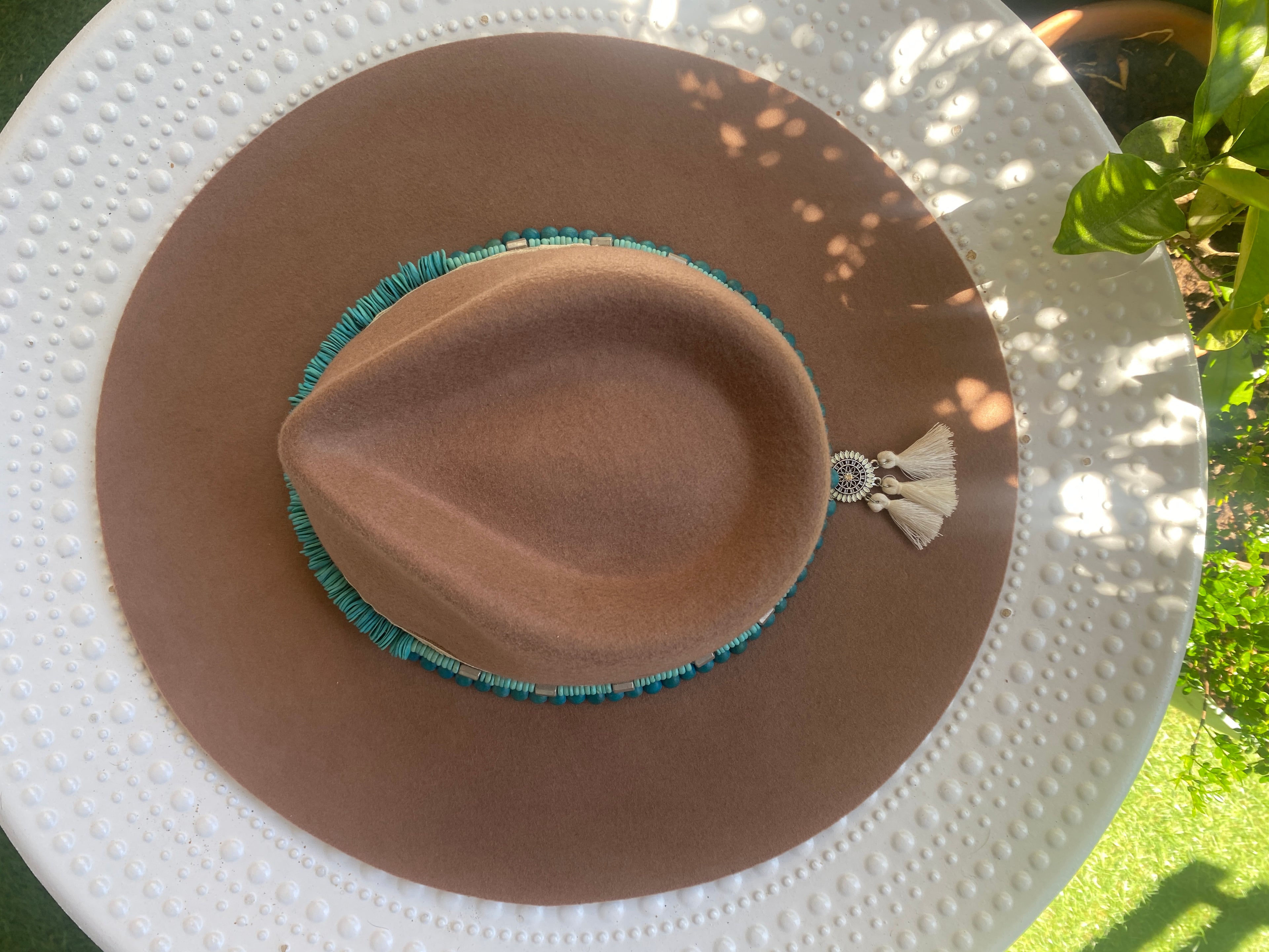 Panama beige – vue du dessus avec pampille argentée