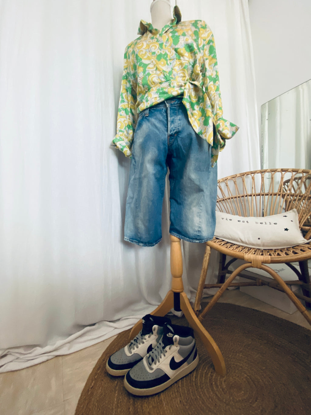 Vue de face, porté sur buste avec une chemise fleurie et sneakers pour inspiration
