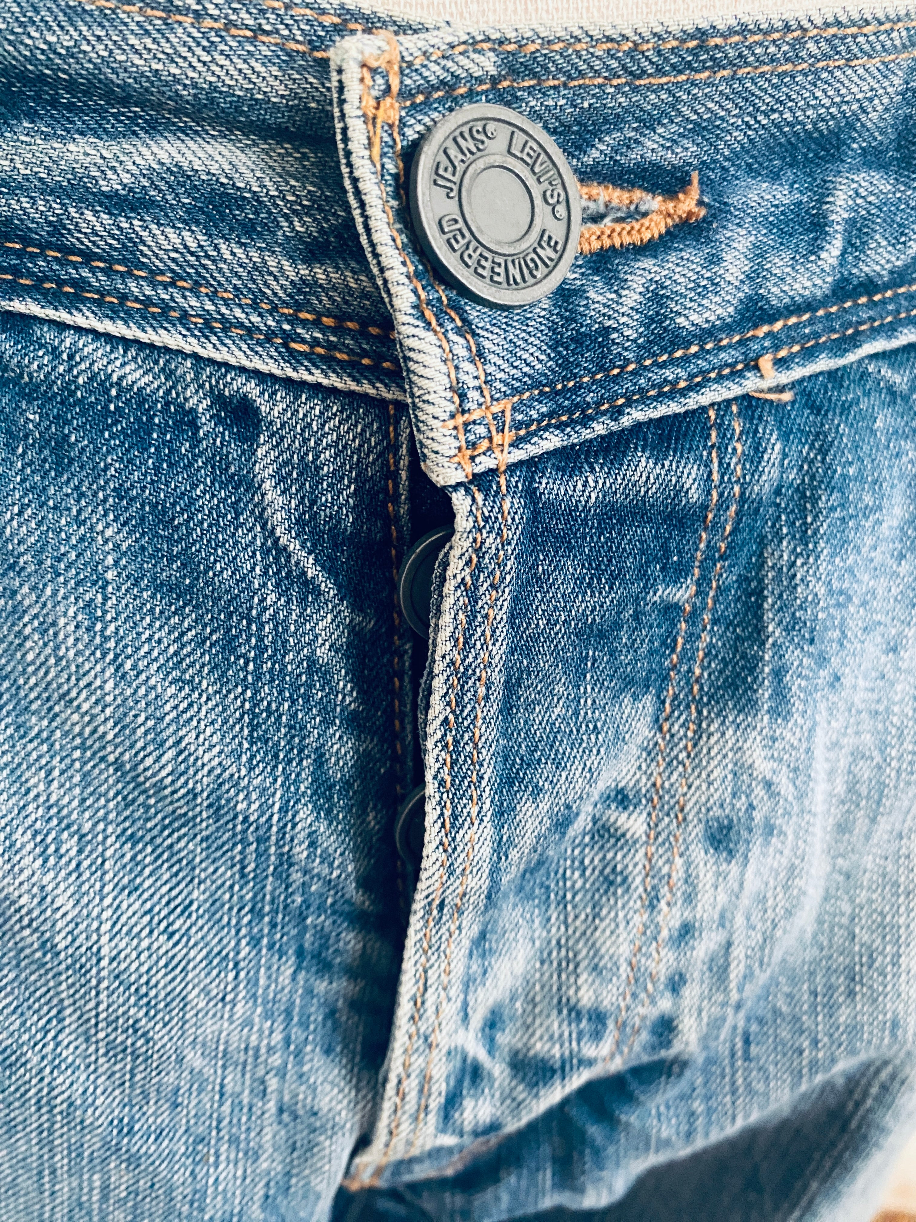 Vue de face, focus bouton pression niveau braguette